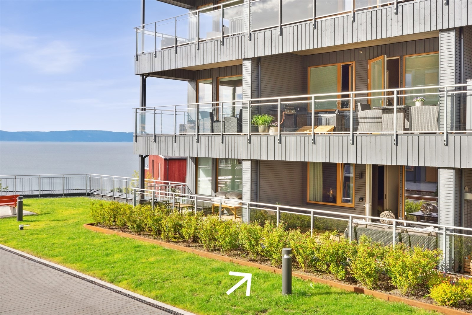 Eiendommen ligger særdeles attraktivt til, med nærhet til hav og vakker natur. Galleribilde