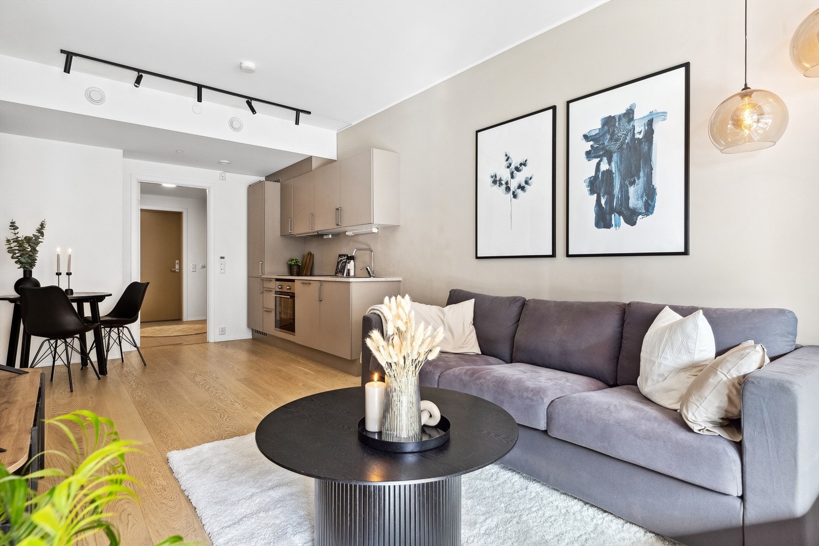 Stuen og kjøkkenet danner et innbydende allrom på ca. 20 kvm. Galleribilde