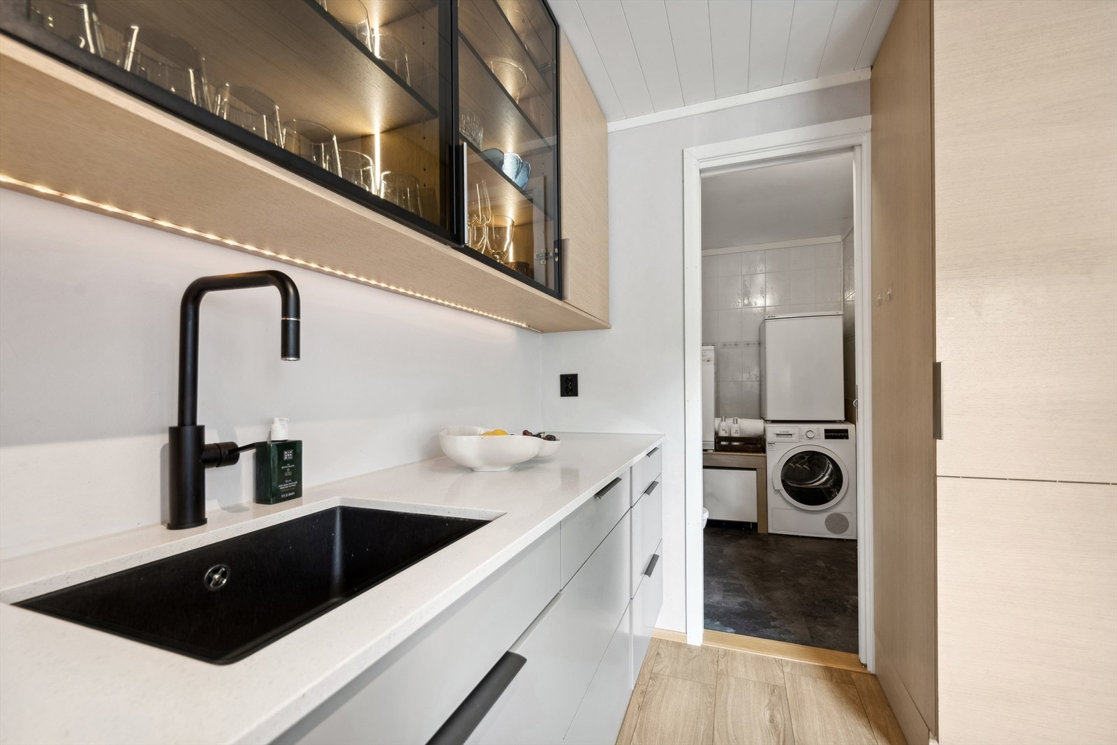 Integrert platetopp, komfyr med mikro, komfyr med damp, kjøleskap, vinskap og oppvaskmaskin. Adkomst til vaskerom. Galleribilde