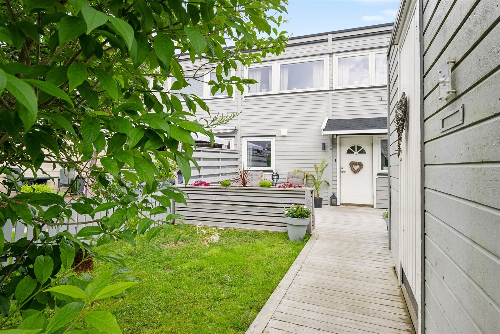 Det er fine uteplasser på hver side av boligen som gir deg muligheten til å flytte deg til og fra sola til enhver tid alt ettersom hvilket behov du har. Galleribilde