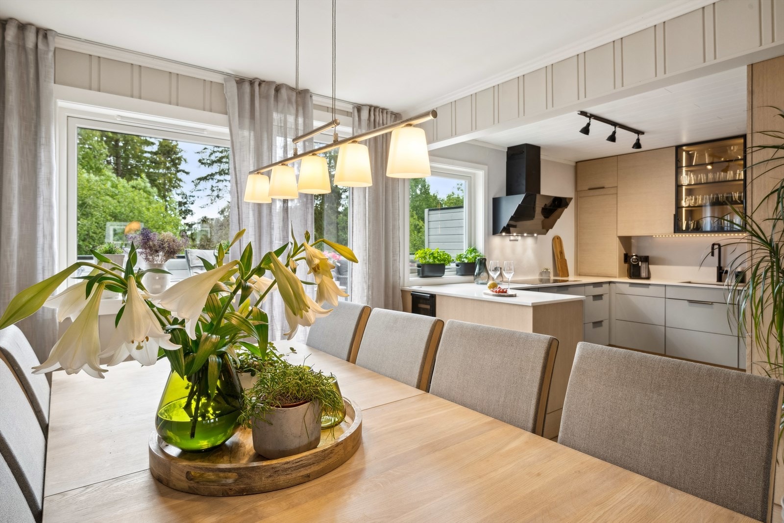 Det er i tillegg utgang fra spisestuen/kjøkkenet til en herlig takterrasse med skjermet og luftig utsyn. Galleribilde