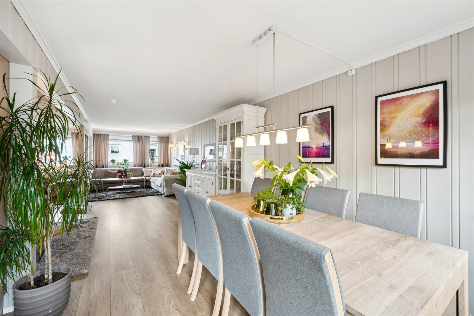 Romslig og luftig stue. Galleribilde