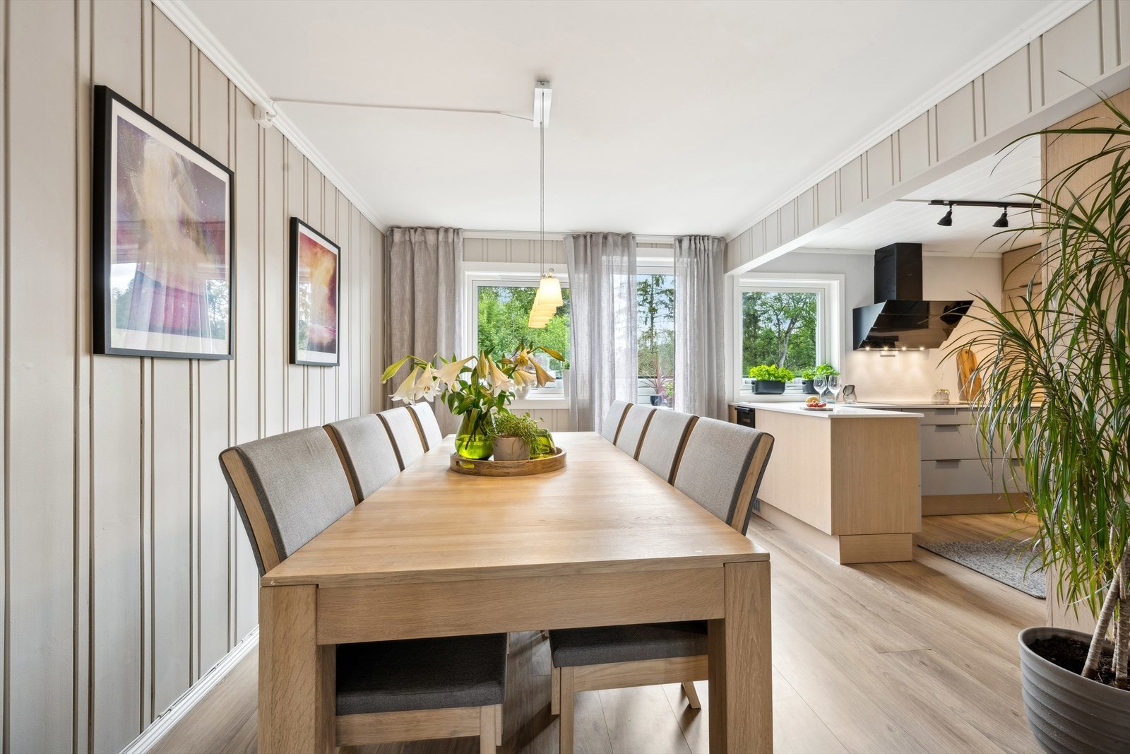 Med sin gjennomgående og åpne løsning for stue og kjøkken her i 2. etasje er lysforholdene helt optimale. Galleribilde