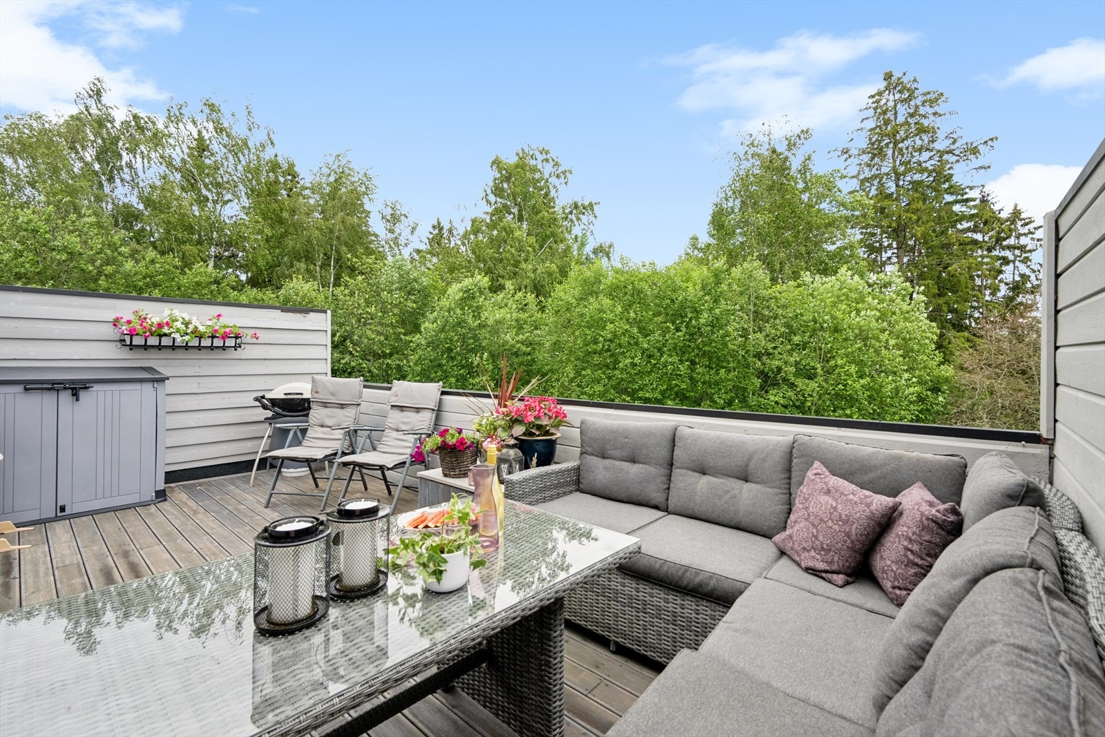 Boligen ligger i tillegg helt ideelt til i utkanten av Skjettenbyen i rolige omgivelser inntil et grøntområde/skogholt som føles som en forlengelse av boligens bakhage. Galleribilde