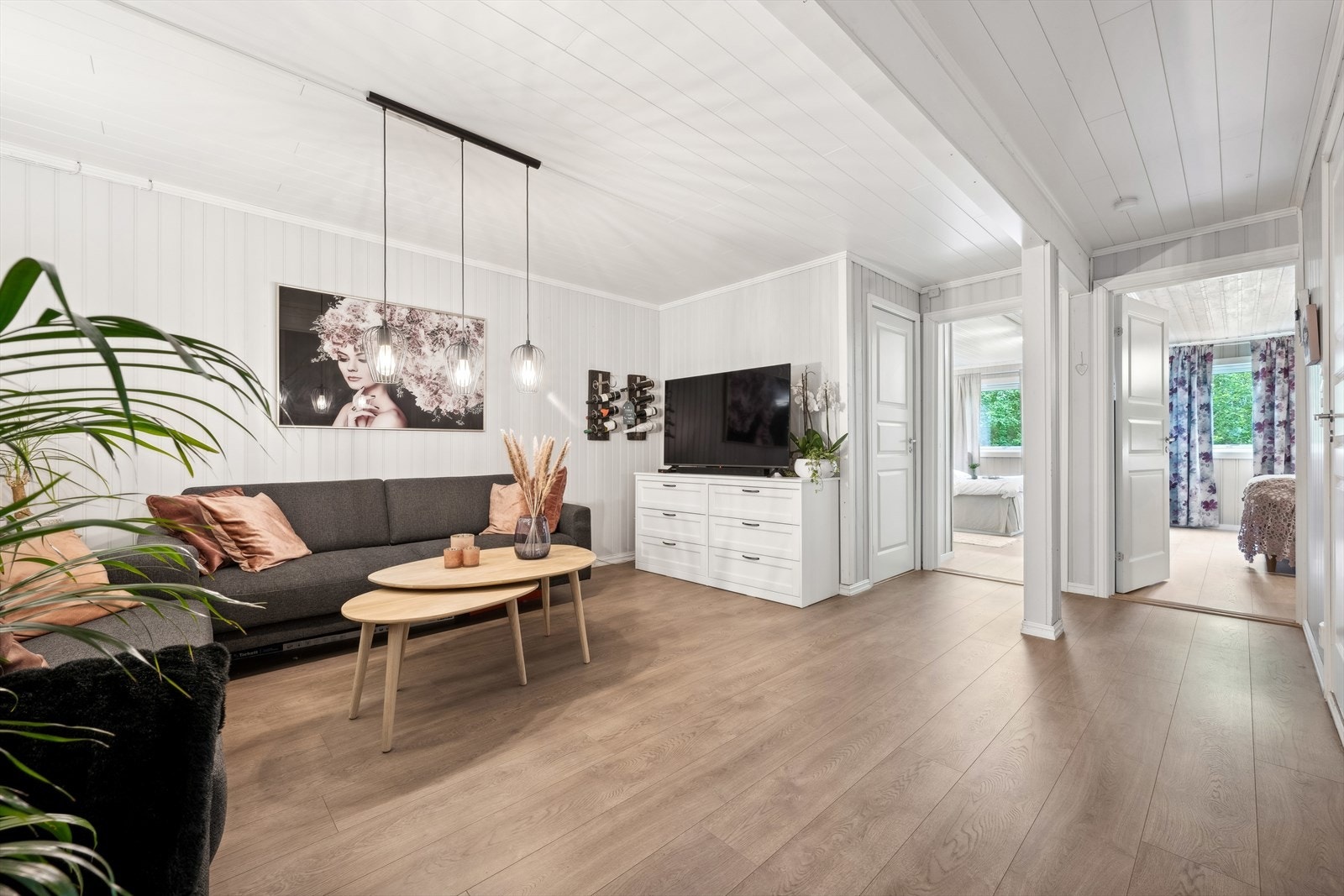 Her er bruksområdet mange. Det er god plass til møblement etter ønske. Rommet har panel i lys farge og laminat på gulvet. Galleribilde