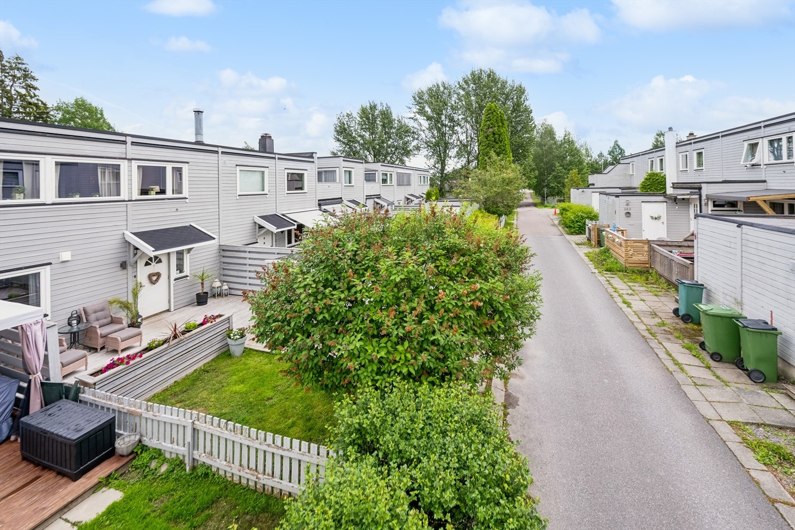 Her får du blant annet en dobbelgarasje med elbil-lader og rikelig lagring (eneste borettslag på Skjetten), en ekstra tv-stue med 3 soverom på samme plan, samt lekkert og nyere kjøkken og bad. Galleribilde