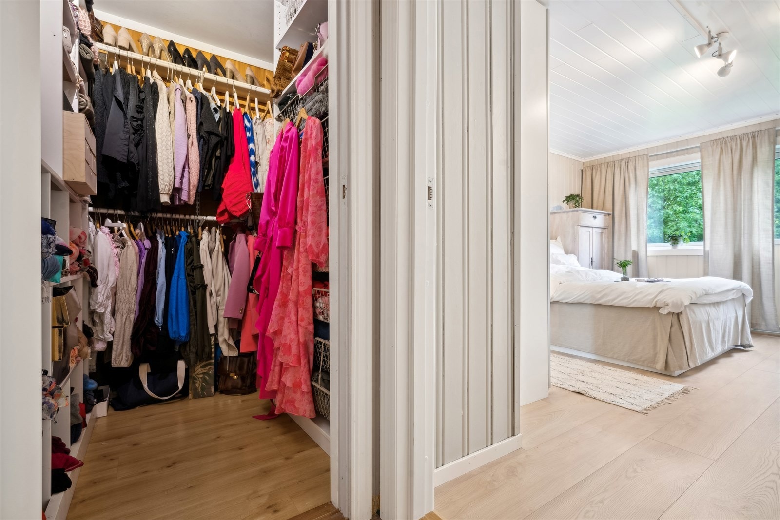 Mellom hovedsoverom og stue er det et meget praktisk walk-in-closet, som evt. også kan benyttes som vanlig bod om behovet er større for det. Galleribilde