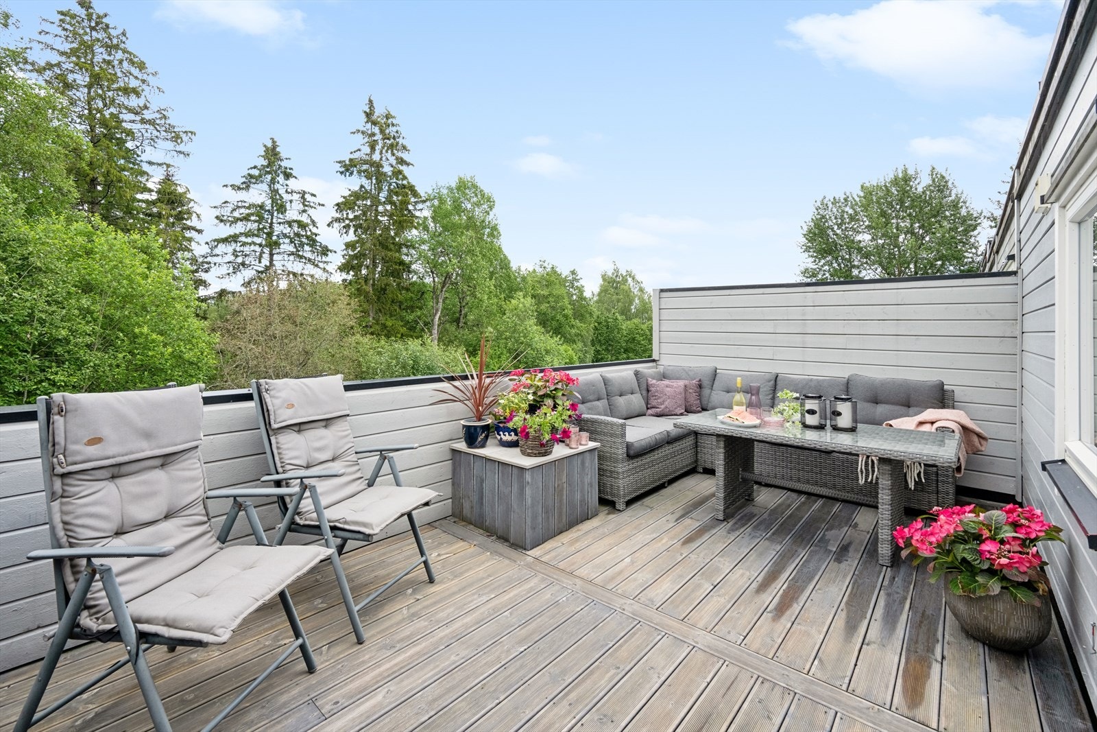 På samme side som grøntarealet er det en flott takterrasse med utgang fra stue/kjøkken, hvor det også er sol morgen og ettermiddag. Galleribilde
