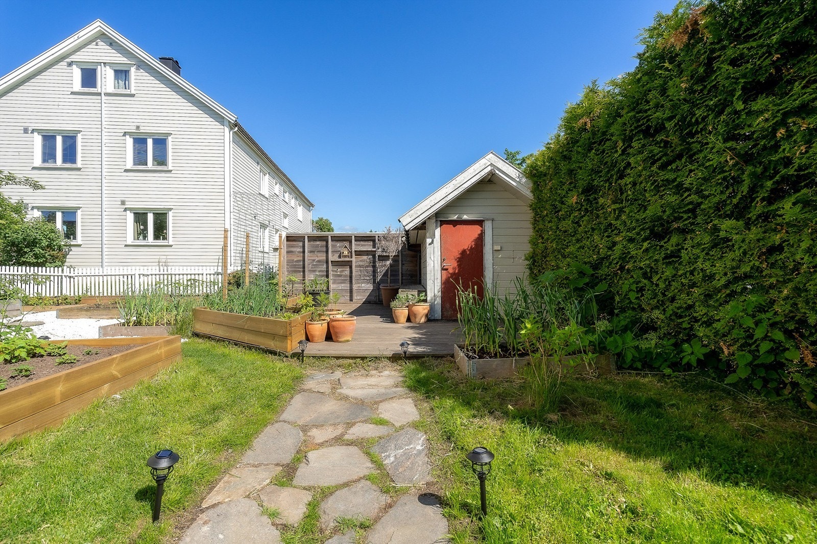Veranda og praktisk hagebod Galleribilde