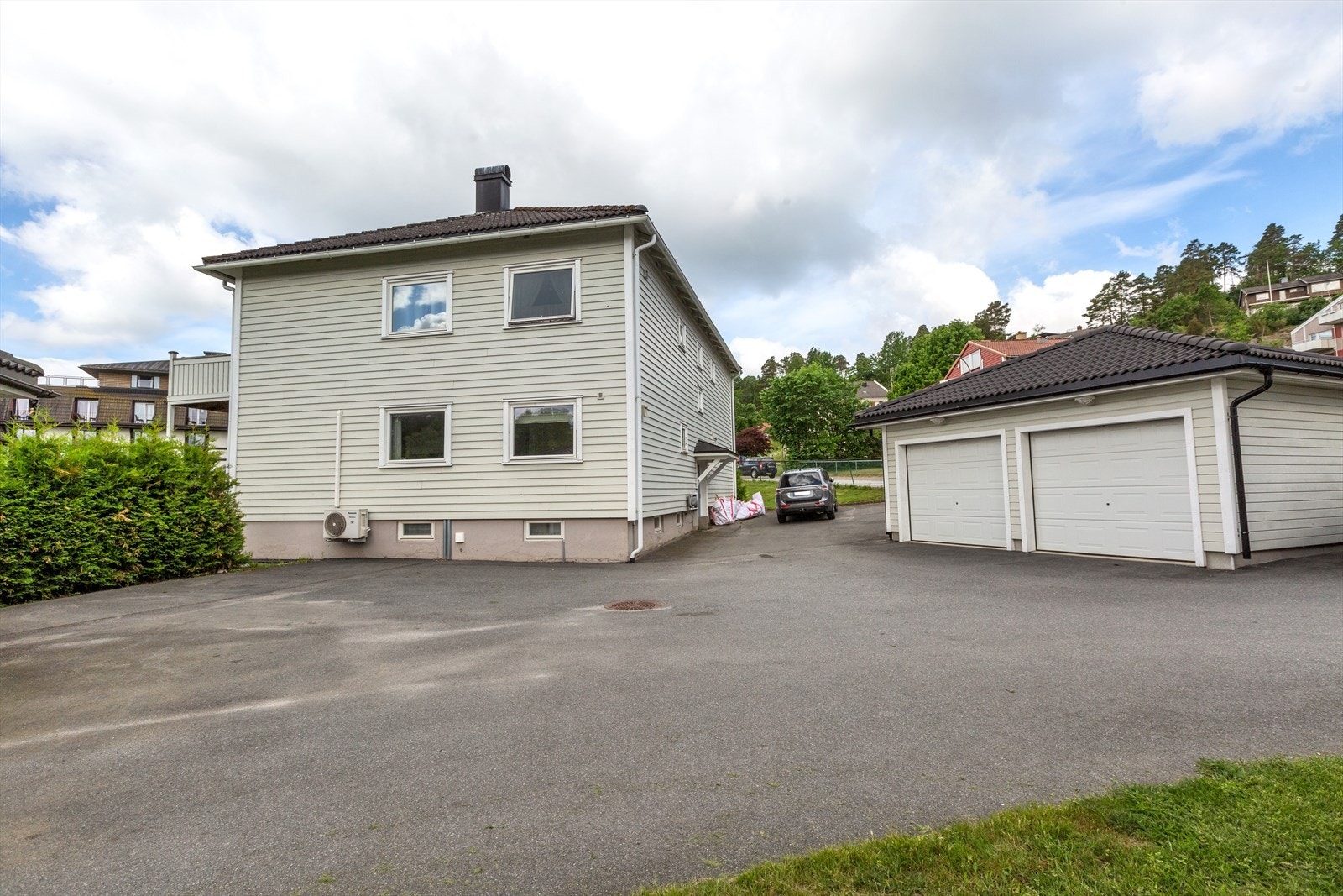 Fasade og garasjebygg Galleribilde