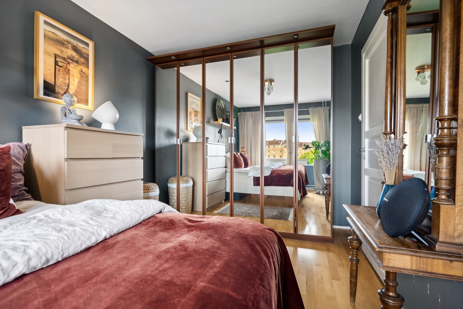 Soverommet har også en romslig garderobeløsning. Galleribilde