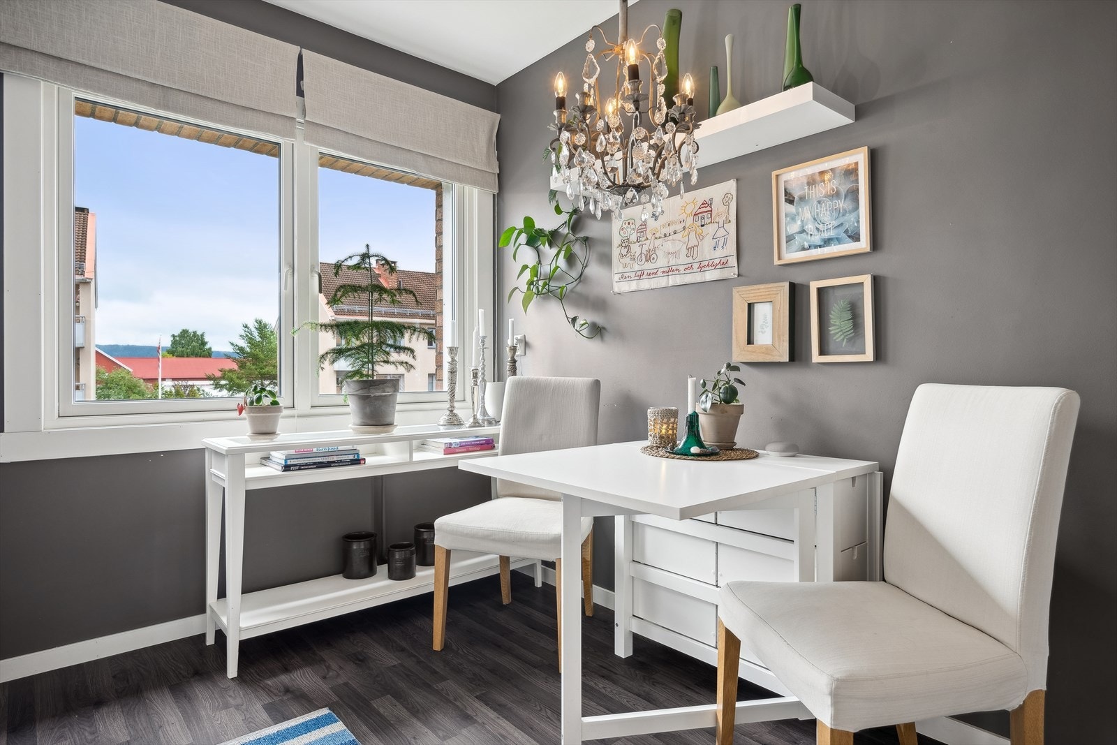 Kjøkkenet har også god plass til frokostbord. Galleribilde