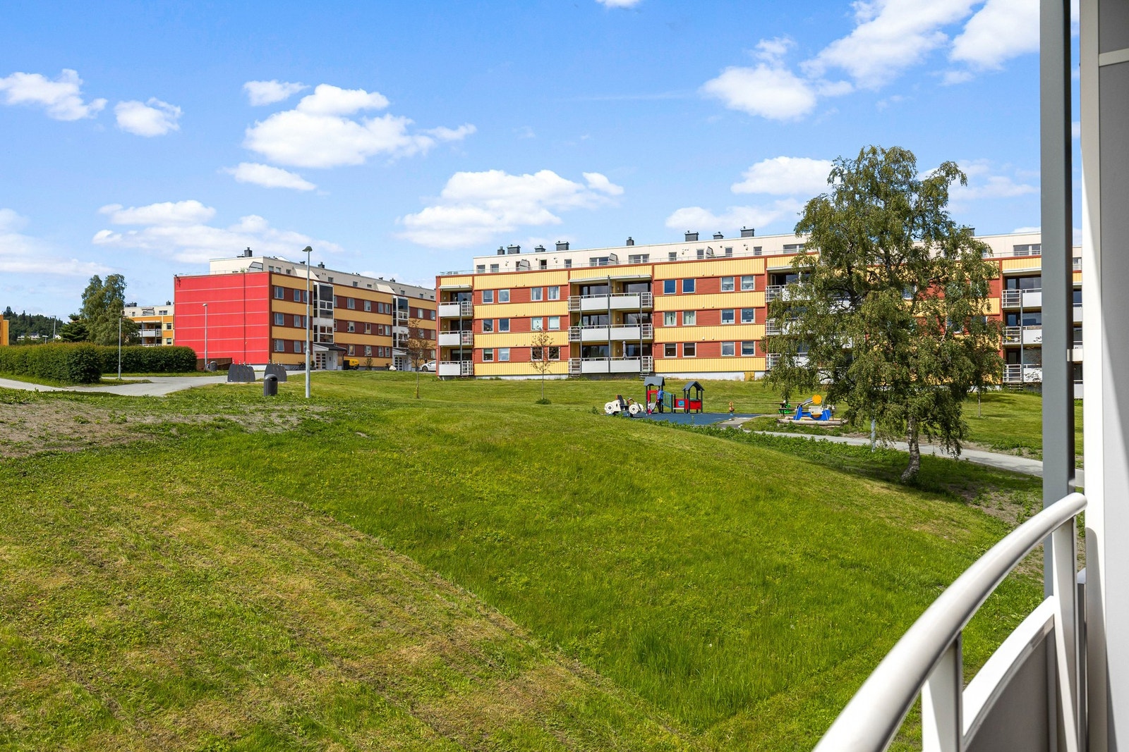 Selsbakkhøgda borettslag er et veldrevet borettslag, med luft mellom blokkene, romslige grøntareal og stor lekeplass. Galleribilde