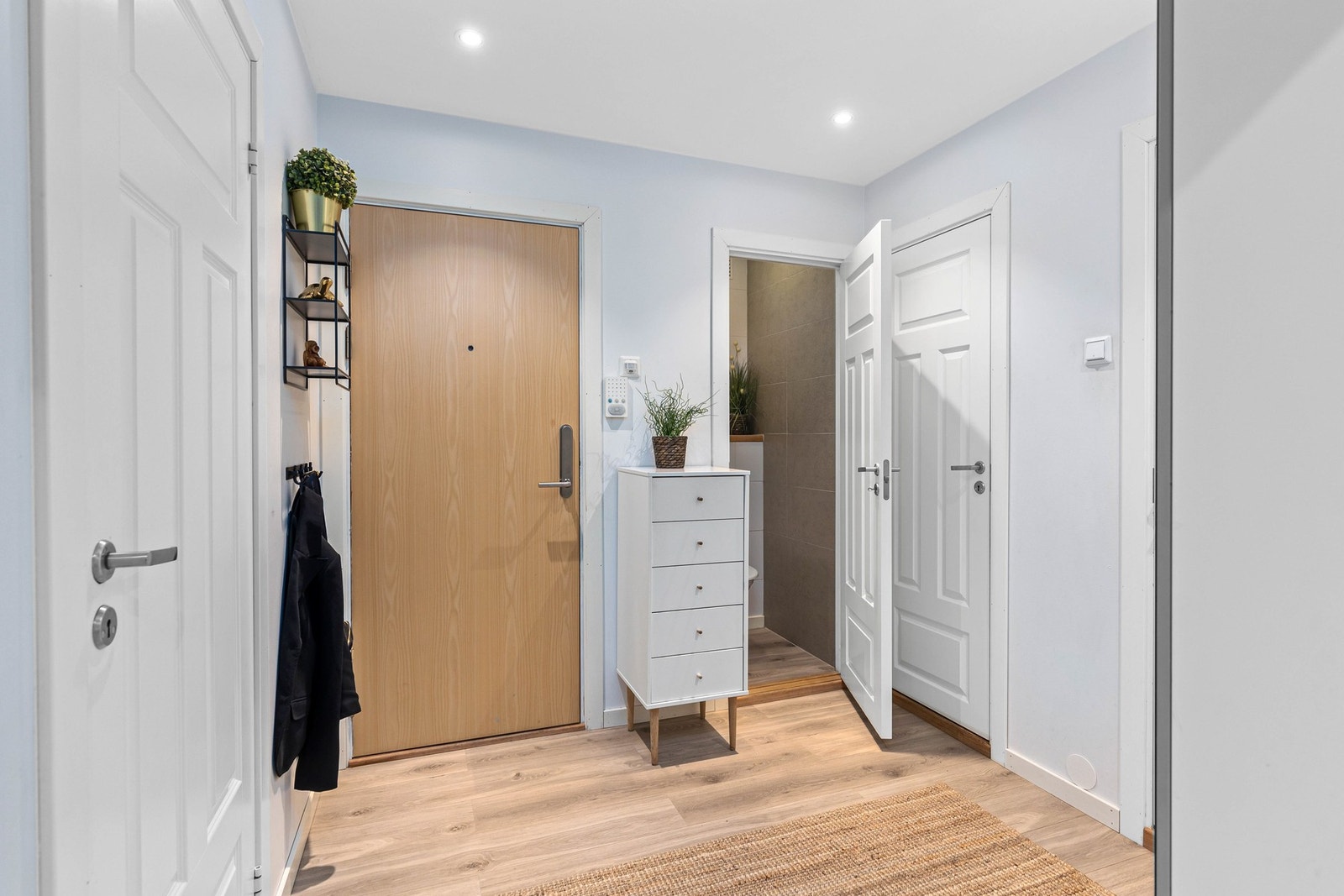 Separat toalettrom ved badet. Praktisk med tilgang på alle våtrom fra entré. Galleribilde