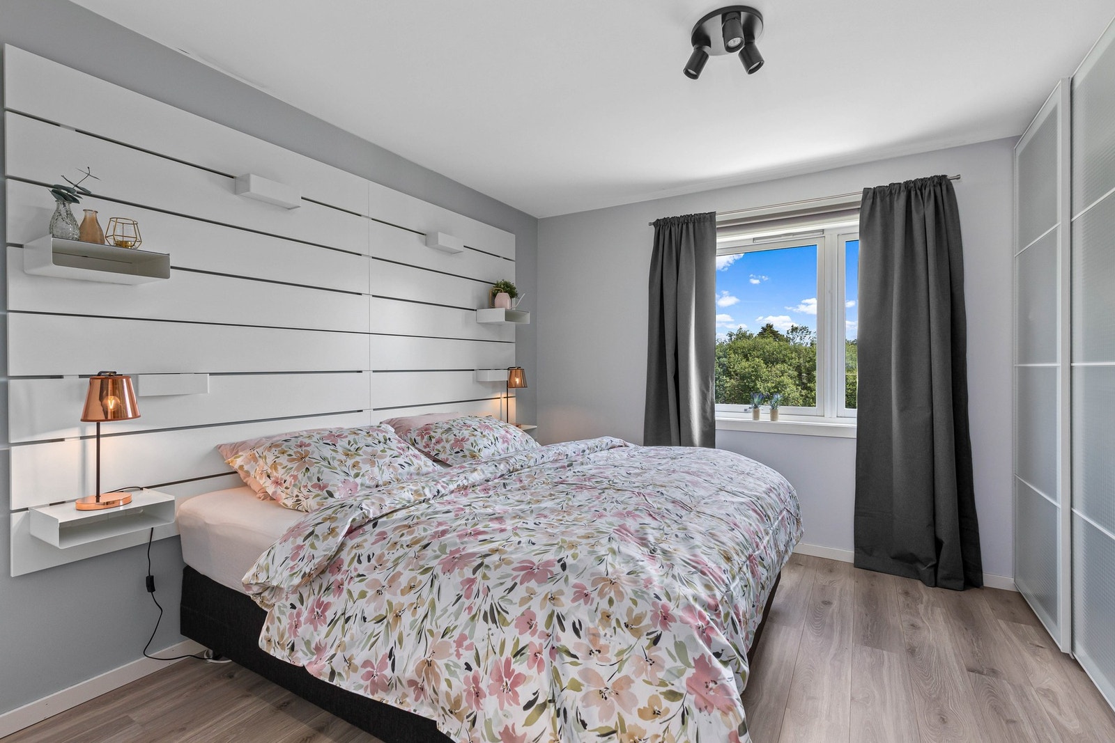 Hovedsoverommet er 13,5 kvm med god plass til oppbevaring i stor skyvedørsgarderobe. Galleribilde