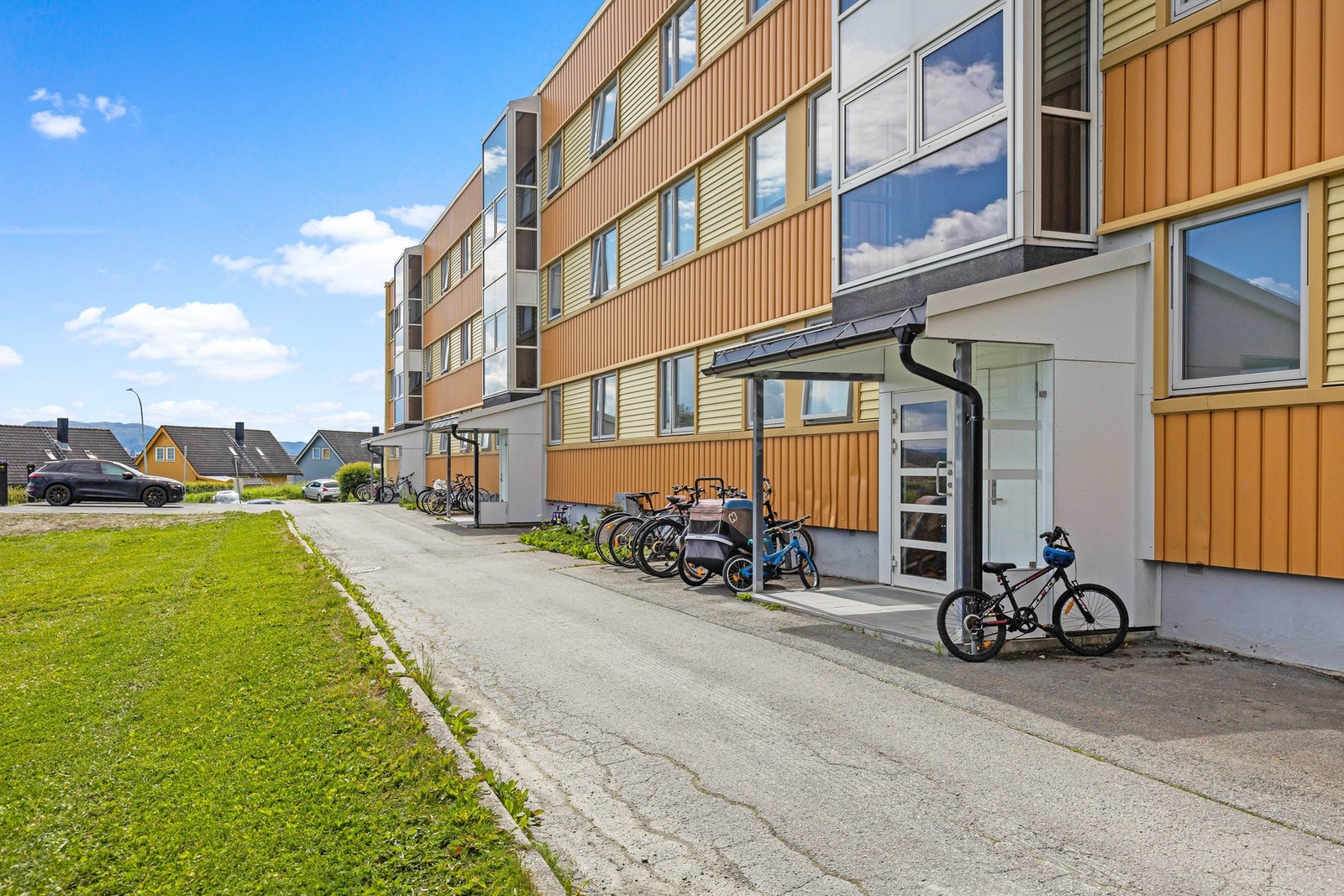 Fasade inngangsparti. Leiligheten disponerer tre boder i kjeller. Galleribilde