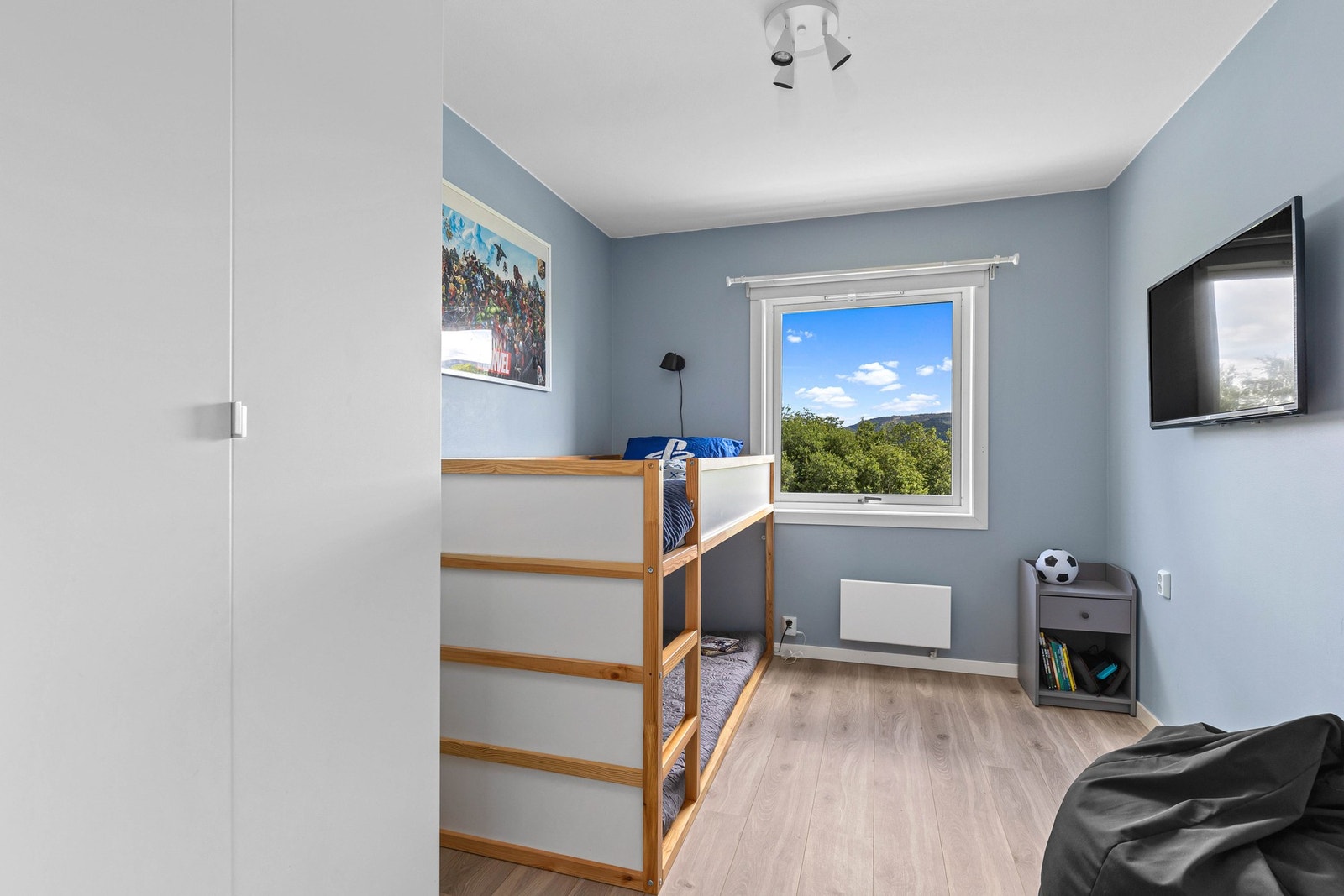 Leilighetens andre soverom er 9,5 m² med god plass til både seng, garderobe og skrivepult. Galleribilde