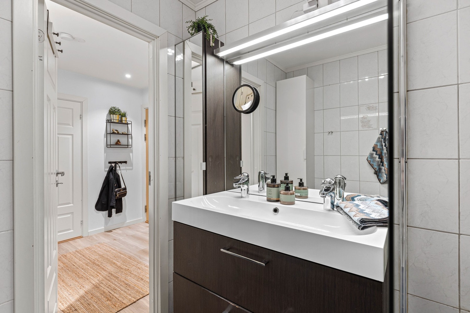 Fin innredning med mye oppbevaringsplass. Galleribilde