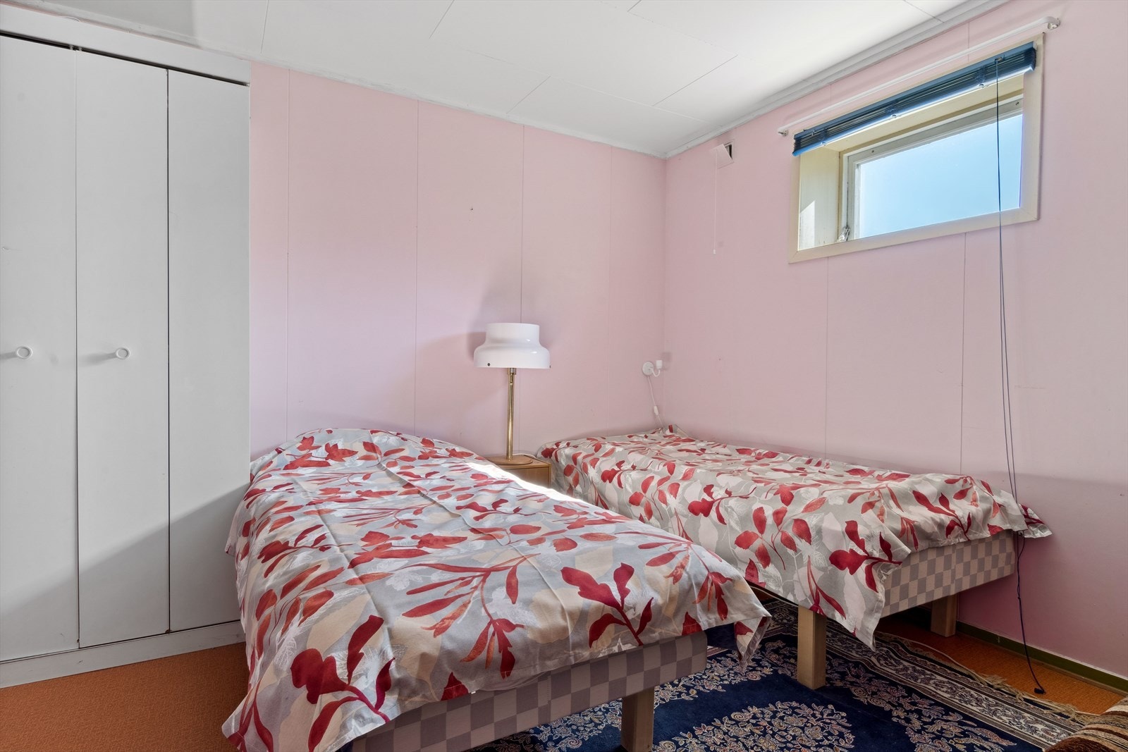 Rom i underetasje brukt som soverom (lite vindu) Galleribilde