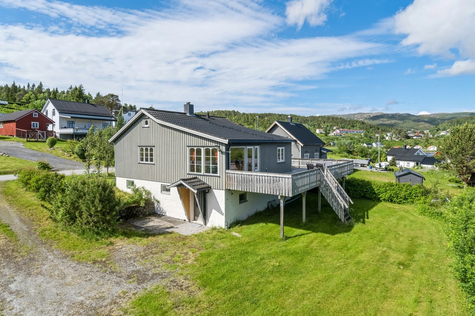 Eiendommen har sen stor og solrik terrasse med utsikt over fjorden. Galleribilde