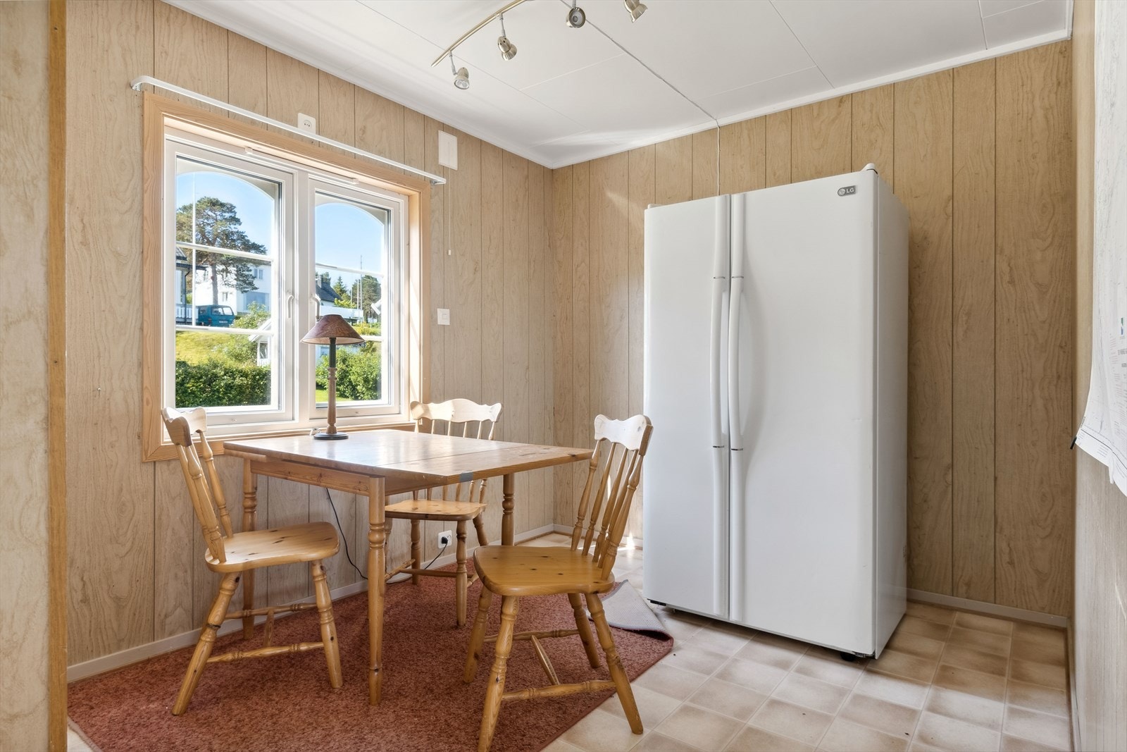Kjøkken med adskilt spiseplass. Kjøleskap medfølger i handelen. Galleribilde