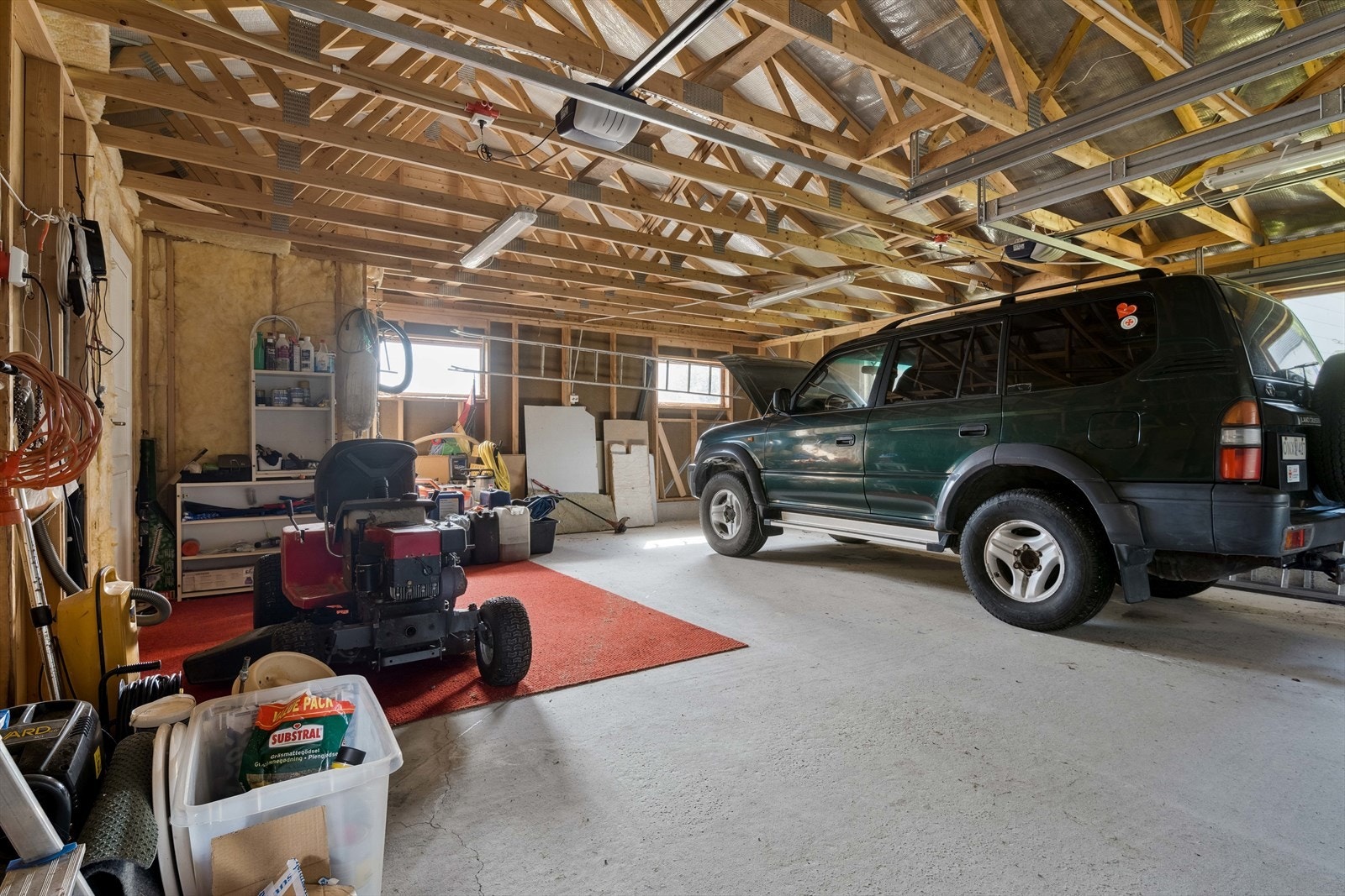 Romslig garasje Galleribilde