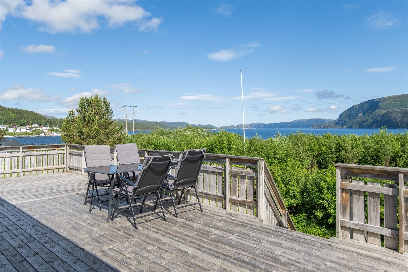 Romslig terrasse med gode solforhold. Galleribilde