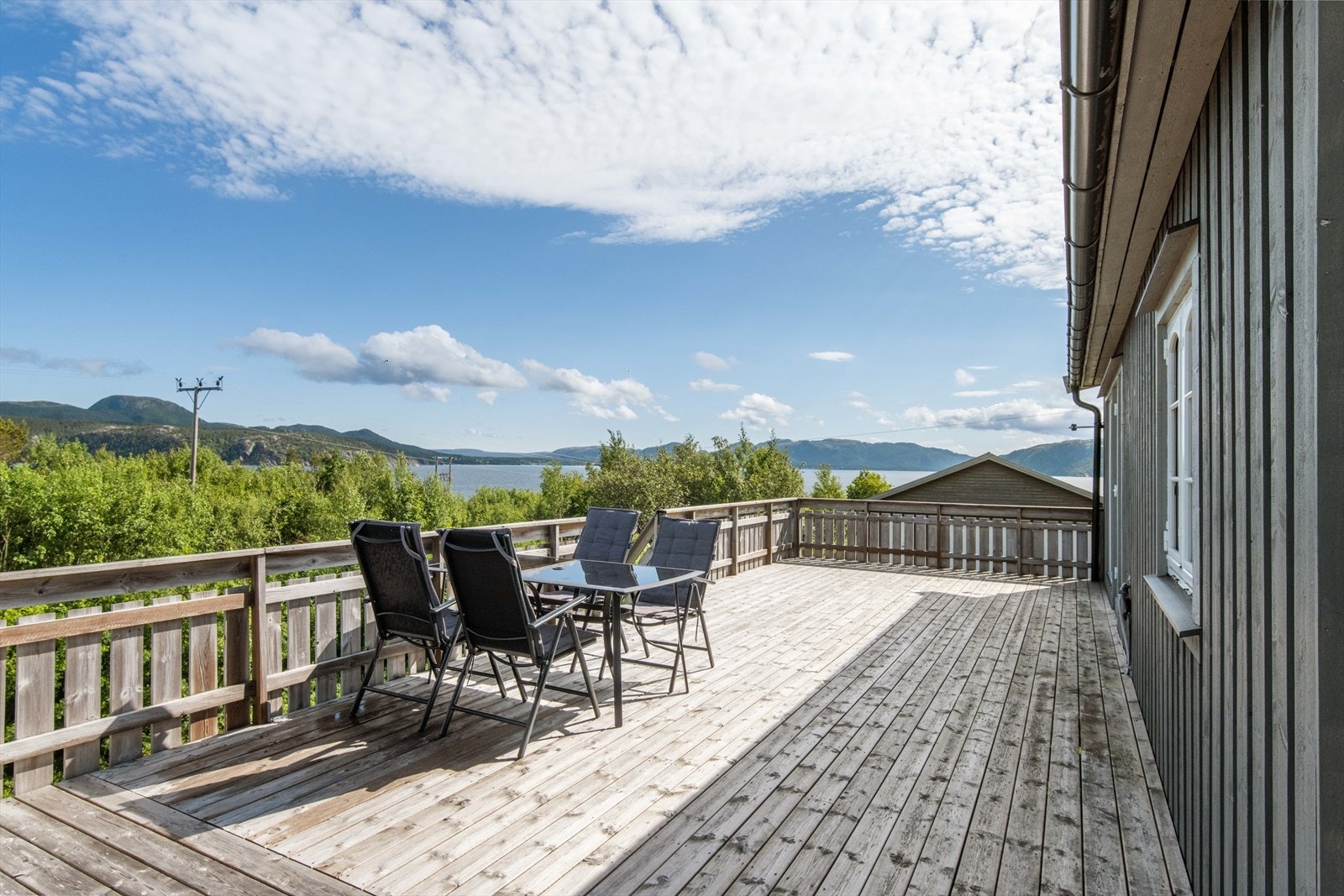 Romslig terrasse med gode solforhold. Galleribilde