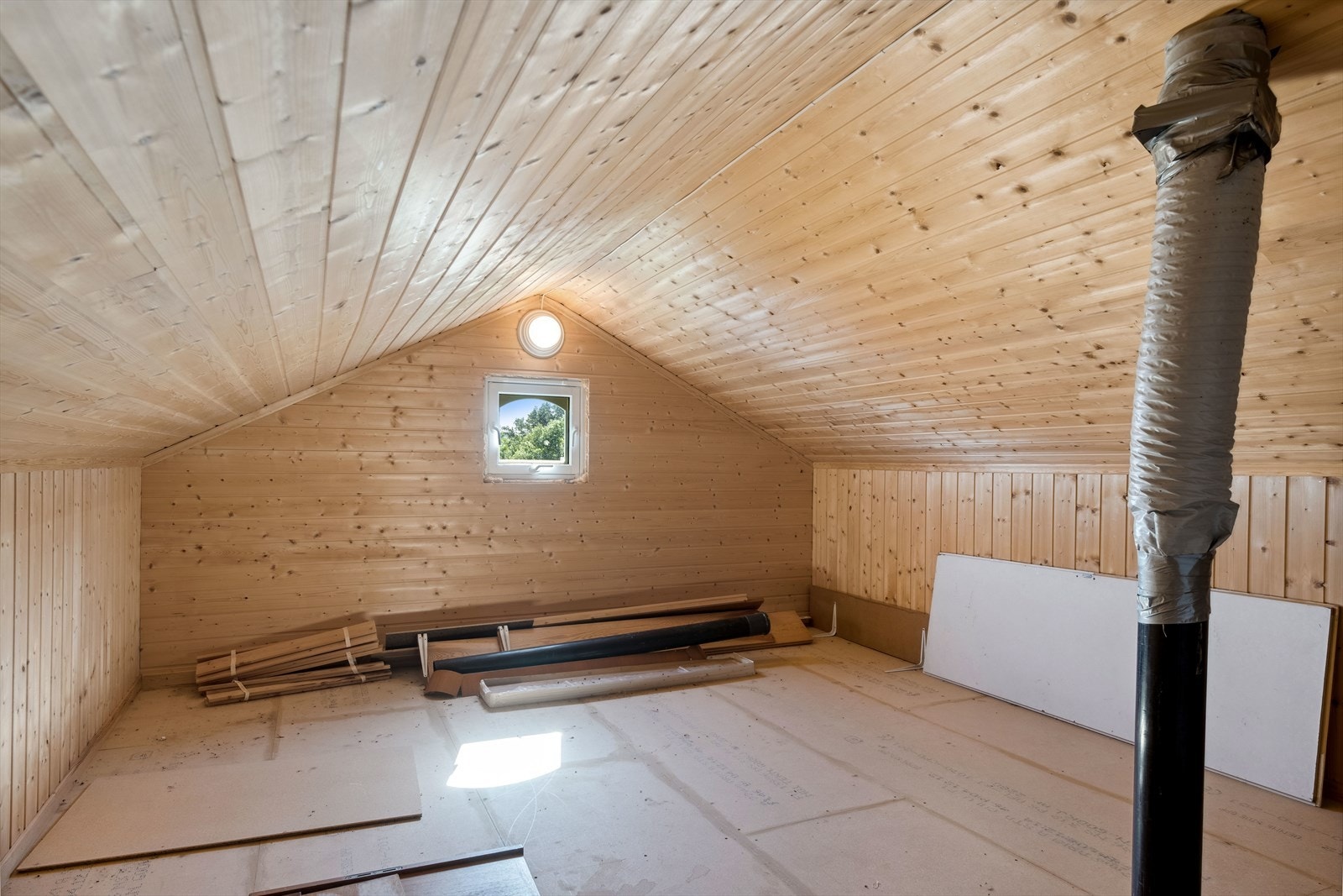 Loft (ikke målbart areal grunnet lav takhøyde) Galleribilde