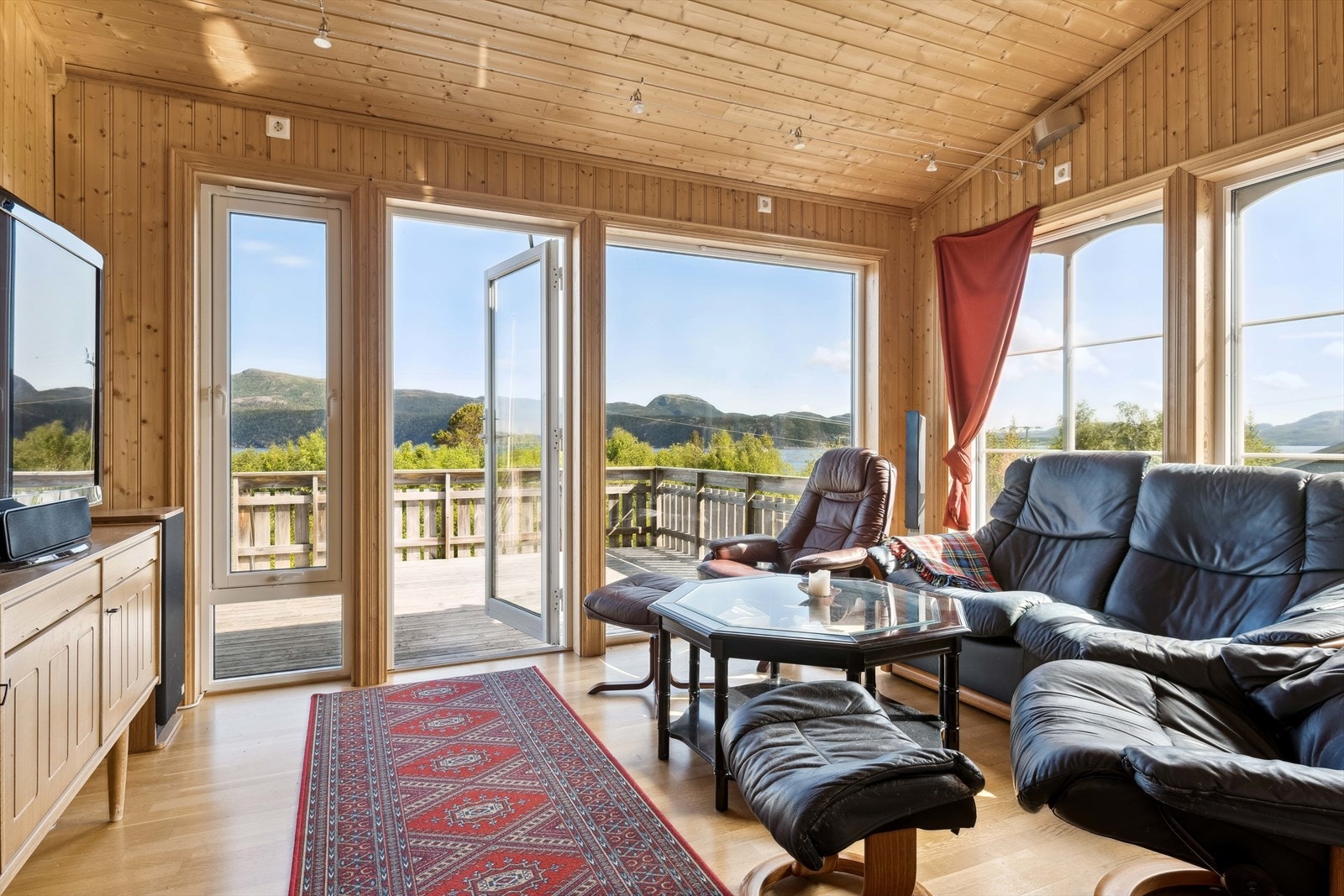 Stue med mye vinduer og flott utsikt. Galleribilde