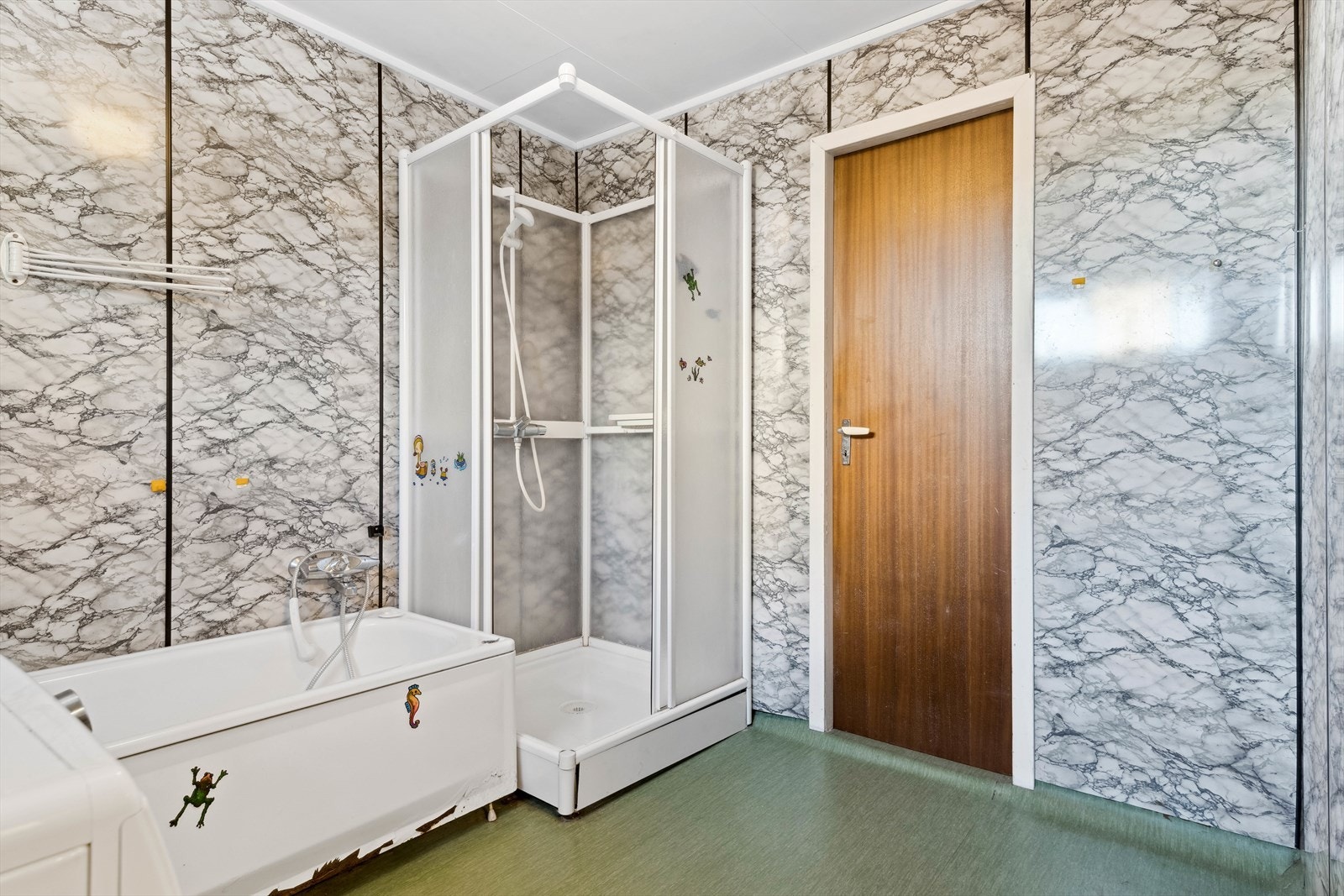 Bad i underetasjen har behov for oppgradering/renovering. Galleribilde