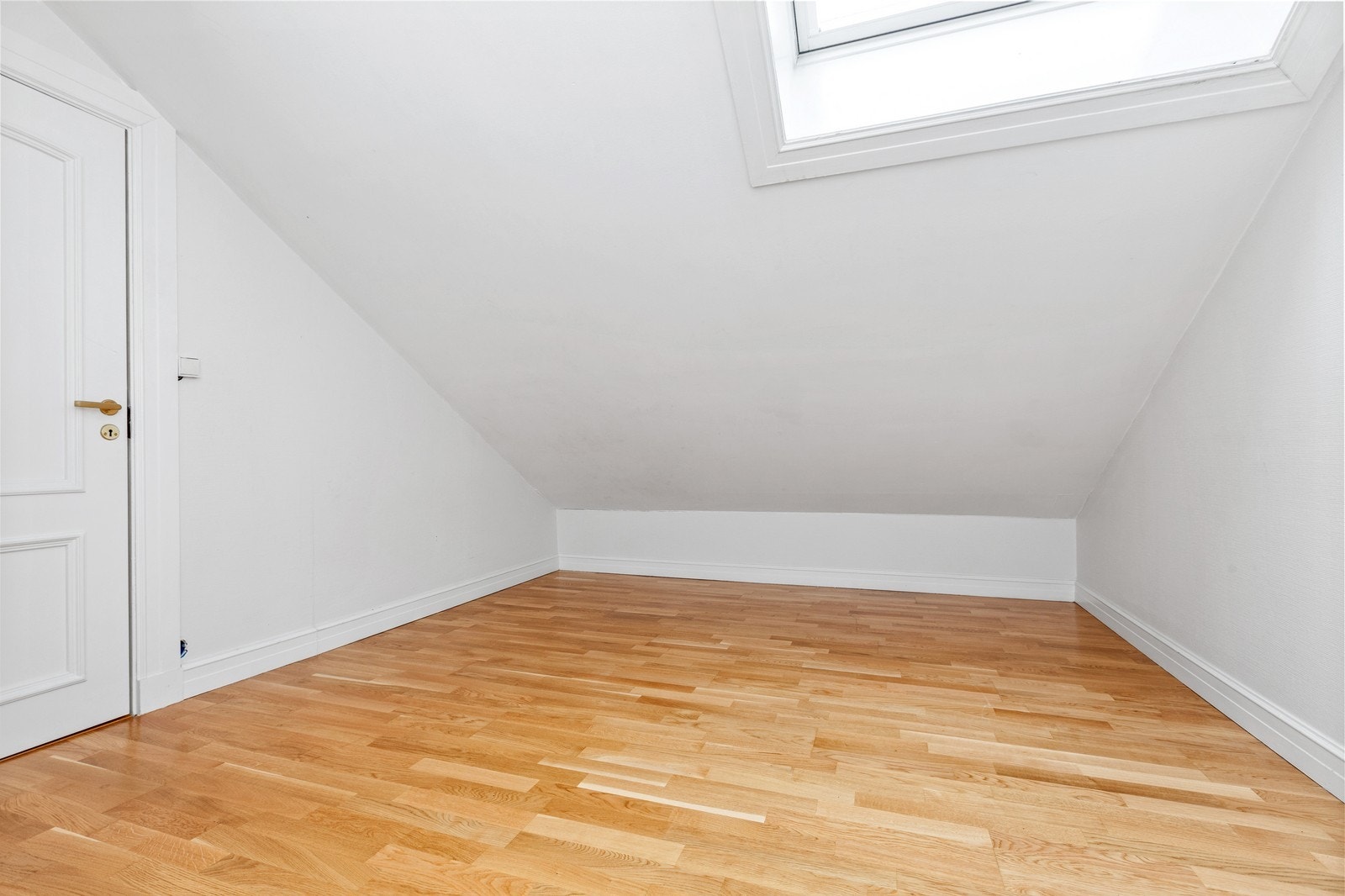 Soverom med garderobeskap og tilgang til bod/garderobe Galleribilde