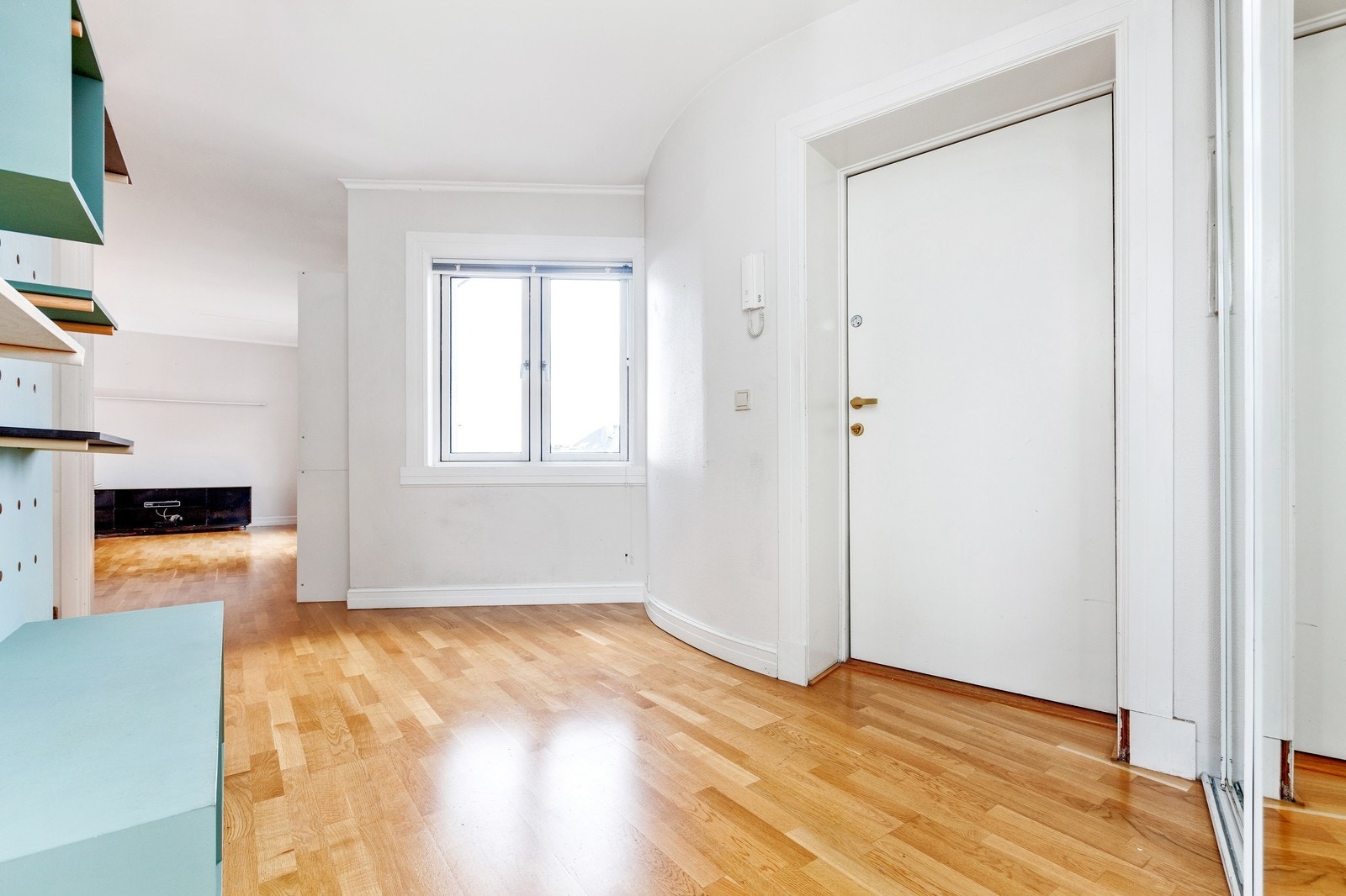 Romslig entre med skyvedørsgarderobe Galleribilde