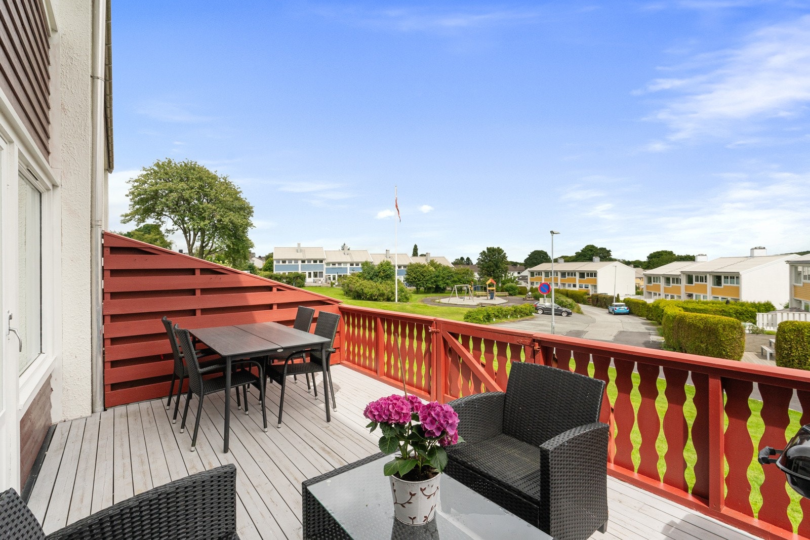 Dette er et innholdsrikt og koselig rekkehus over 3 plan i et barnevennlig og etablert område. Galleribilde