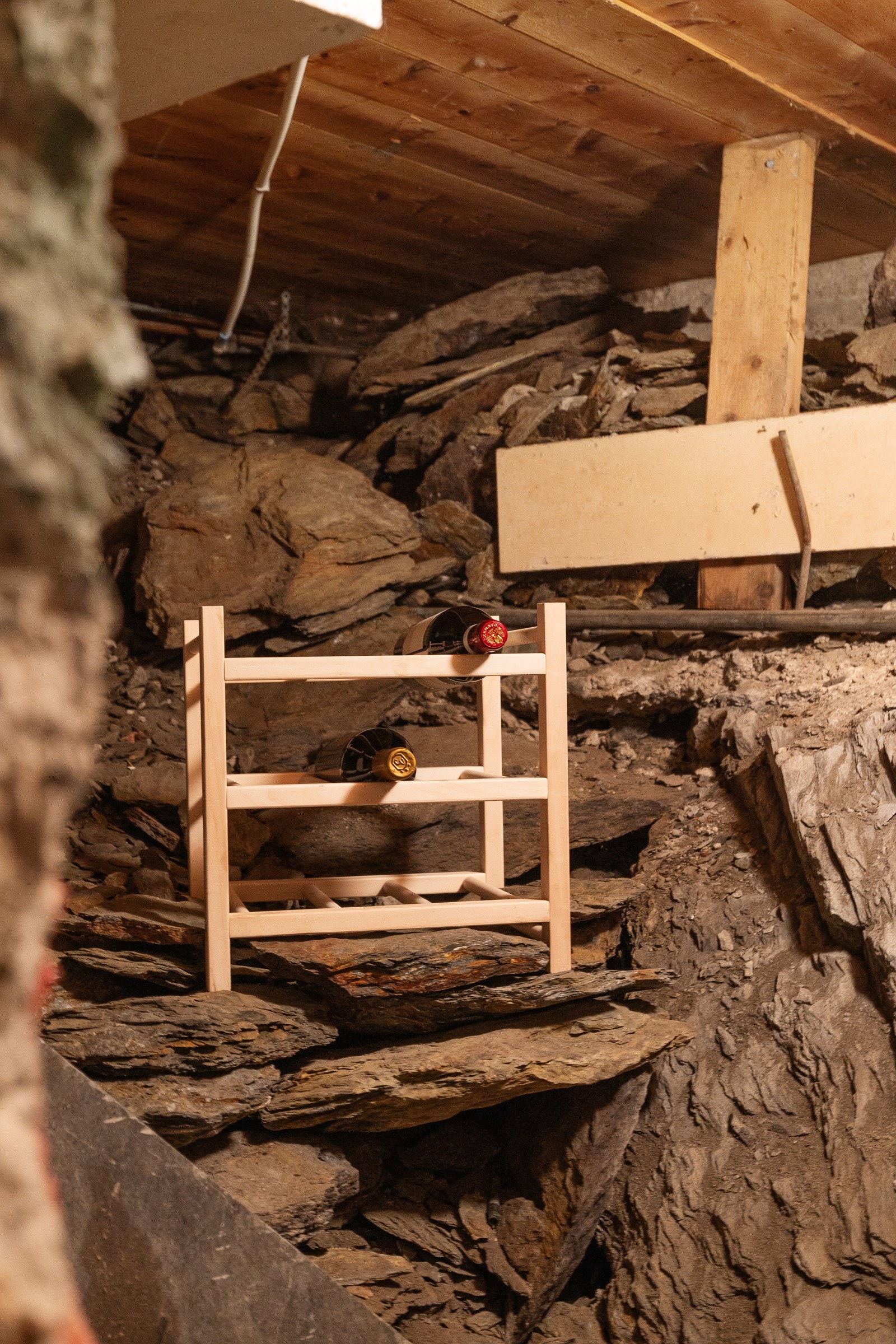 Kryprom i kjelleren. Fjellgrunn. Galleribilde