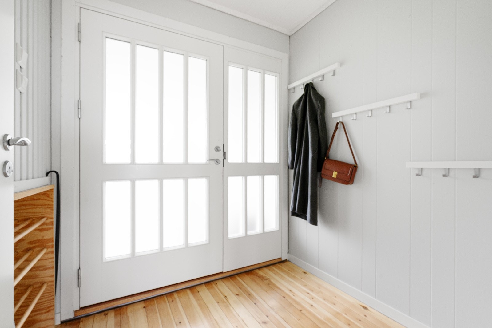 Romslig entré. Galleribilde