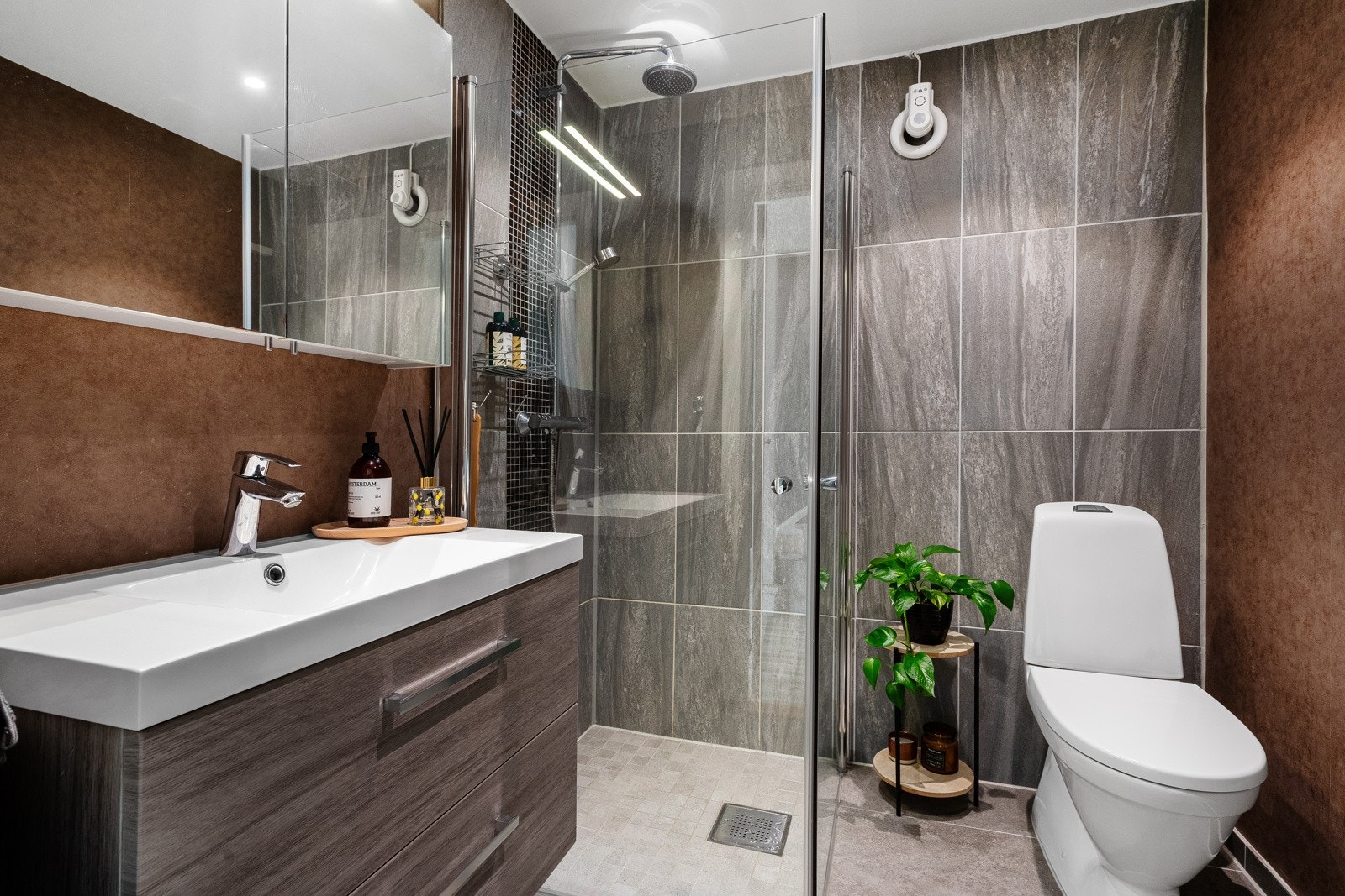 Bad oppgradert i 2017. Gulvmembran og fliser ble lagt i 2024. Galleribilde