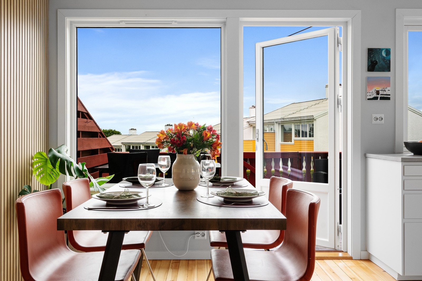 1. etasje inneholder entré/gang, bad, spisestue/kjøkken og soverom. Galleribilde