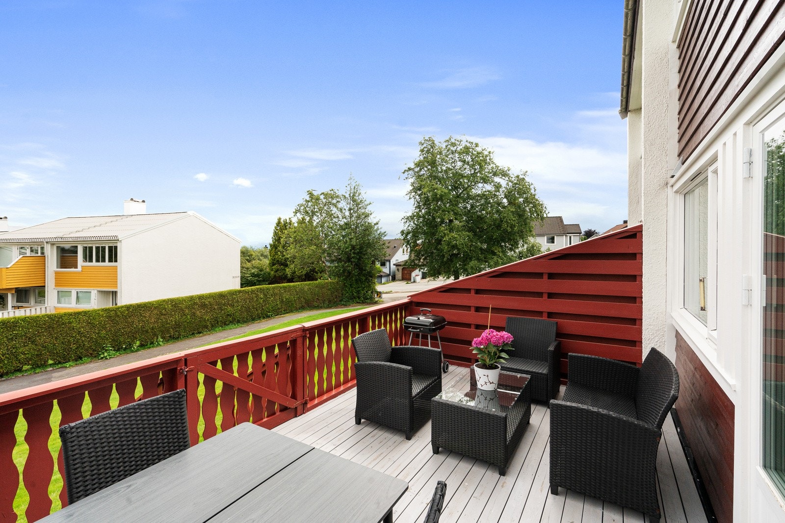 Utgang fra spisestue/kjøkken til nordøst-vendt terrasse. Galleribilde