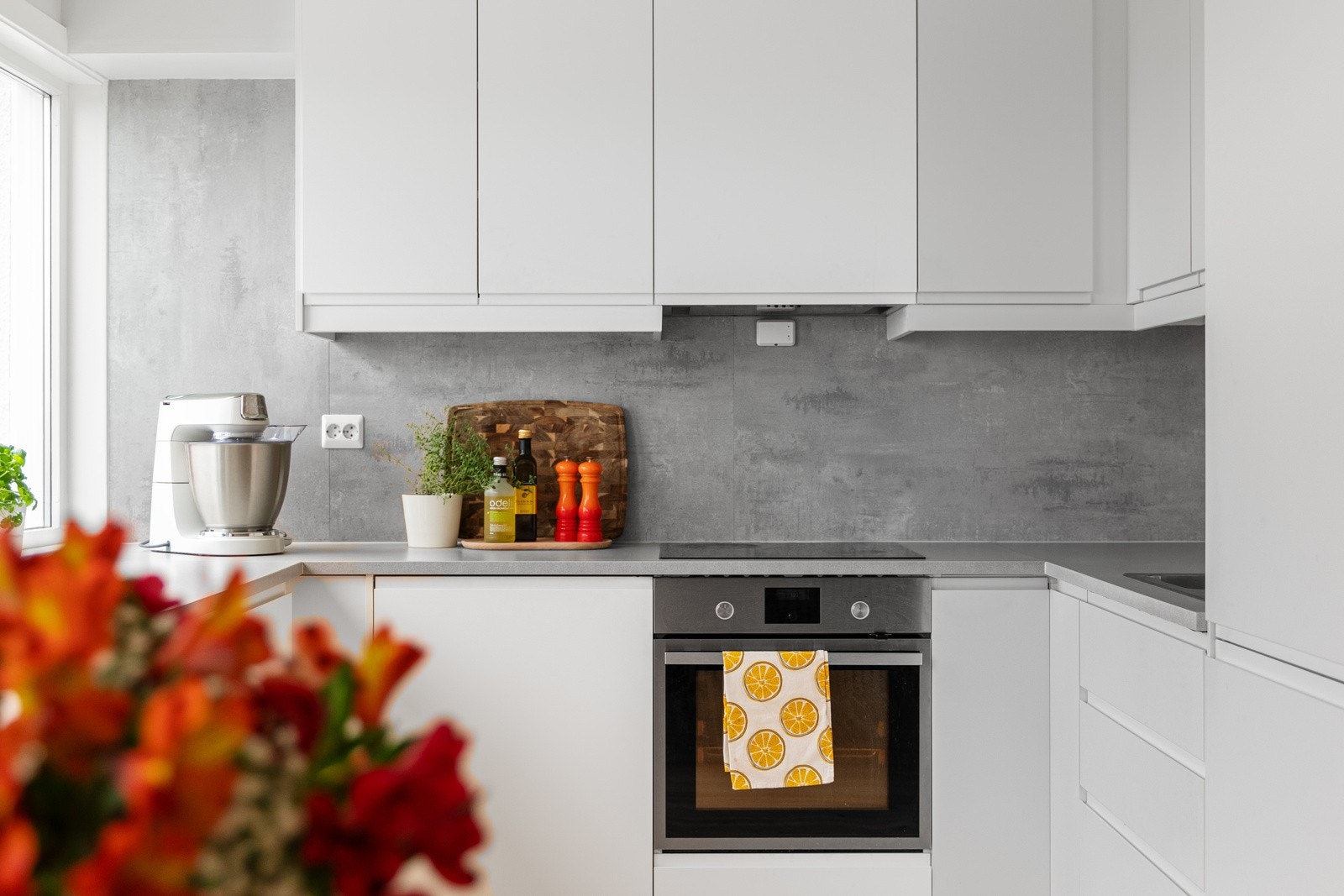 Kjøkkenet kan skilte med god skap- og benkeplass. Galleribilde