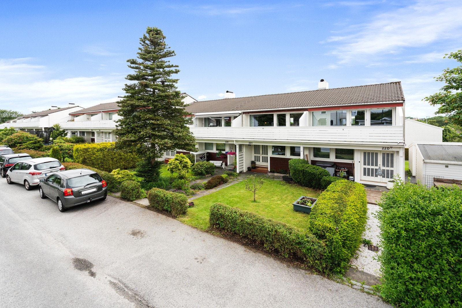 Kort avstand til idrettsanleggene nede på Tjensvoll, nær skoler og barnehager. Brustadbua et par minutters gange unna. Galleribilde