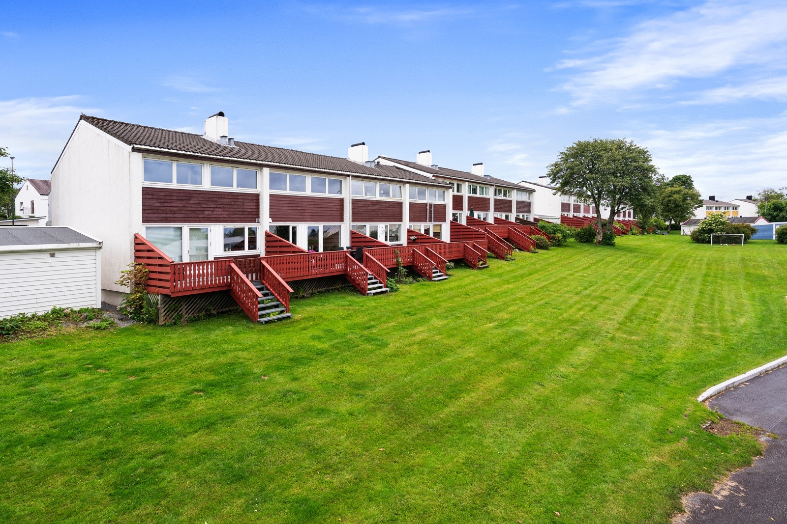 Usjenert og tilbaketrukket beliggenhet på Tjensvoll. Grenser til grøntområder. Galleribilde