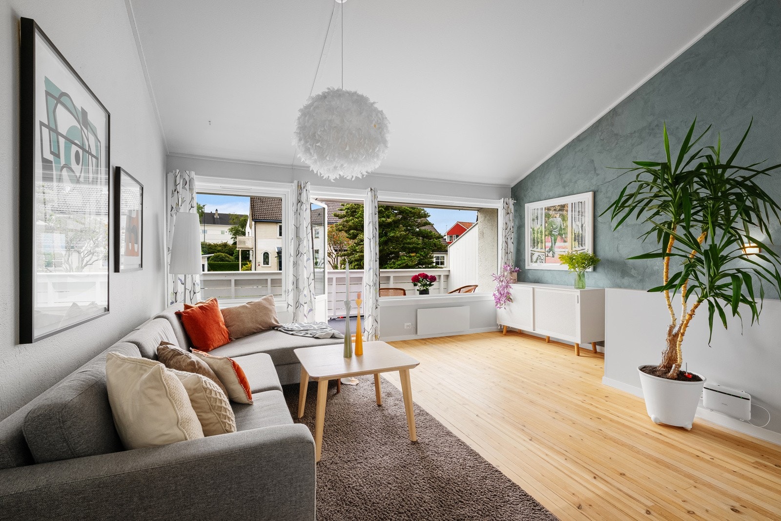 Her er det store vindusflater og god takhøyde som sammen skaper en lys og luftig atmosfære! Galleribilde