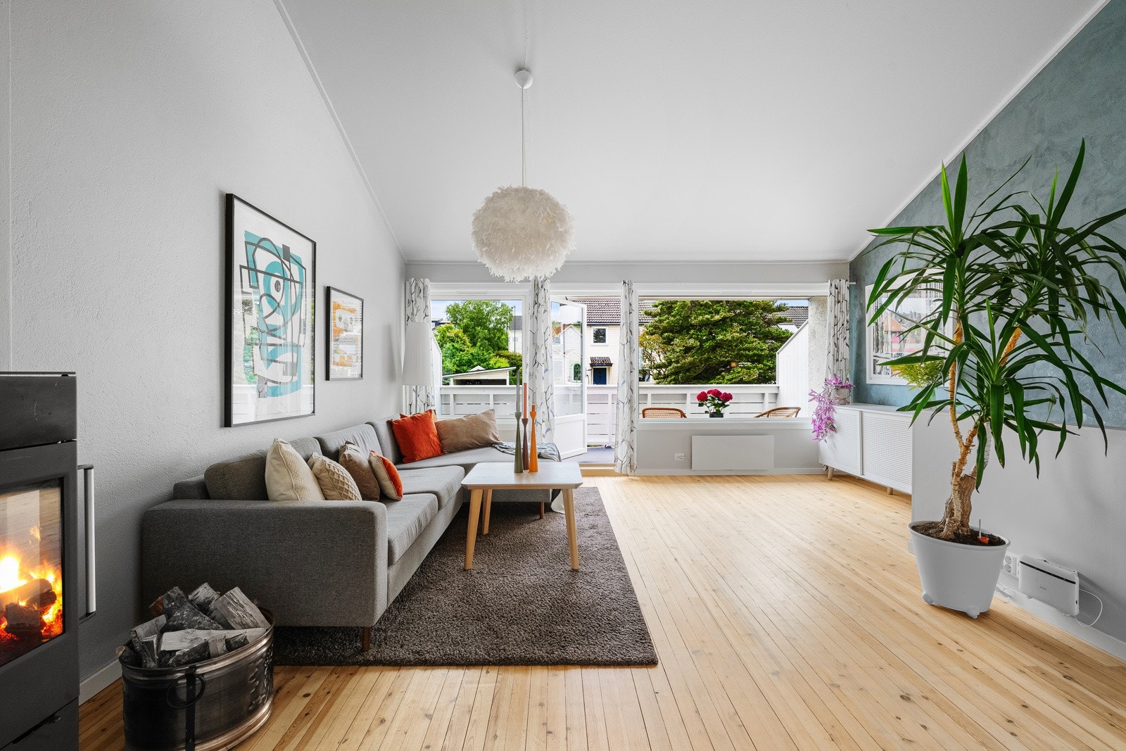 Velkommen opp i 2. etasje. Etasjen inneholder stue og 2 soverom. Galleribilde