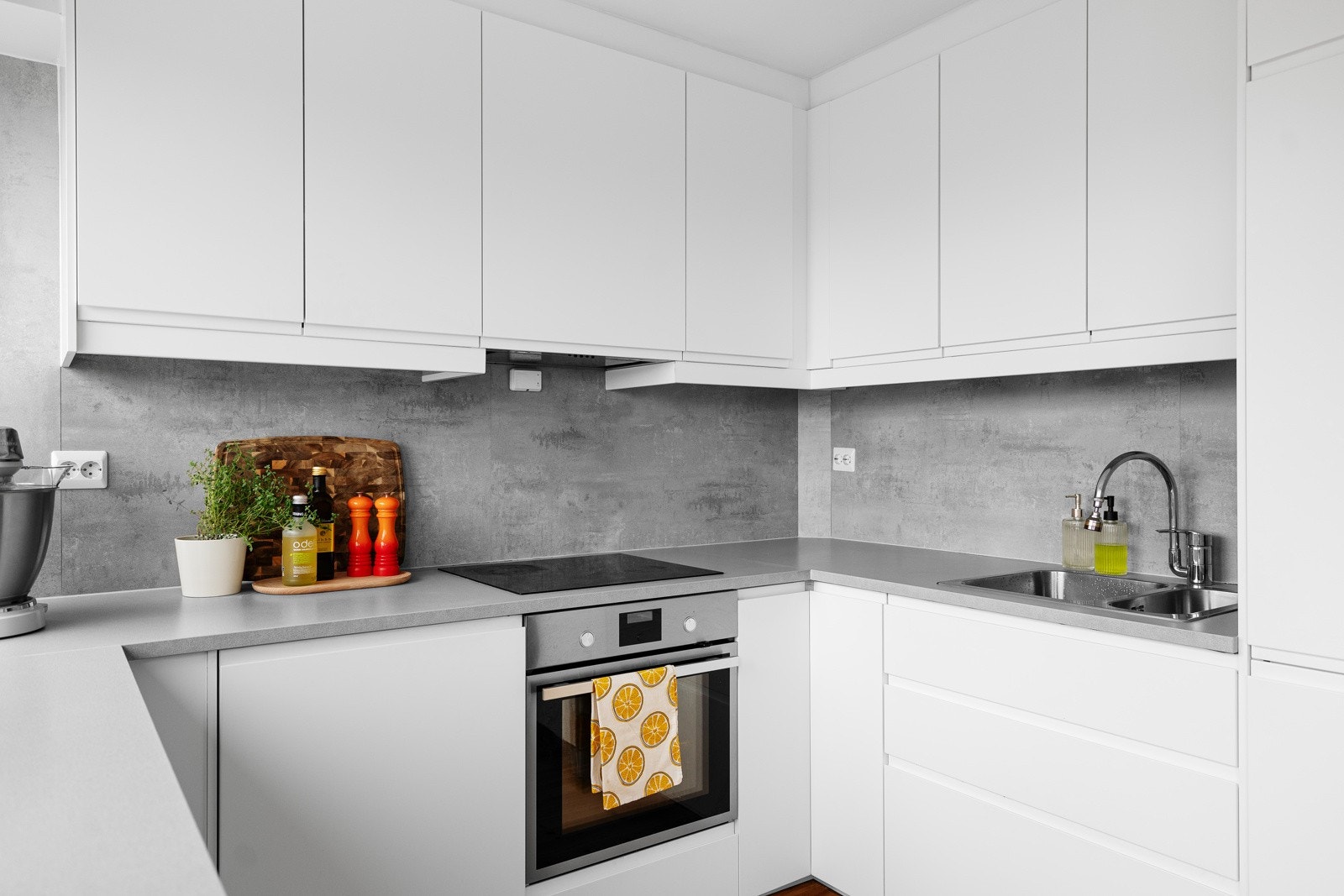 Funksjonelt Ikea-kjøkken fra 2017 med slette fronter, laminat benkeplate og integrerte hvitevarer. Galleribilde