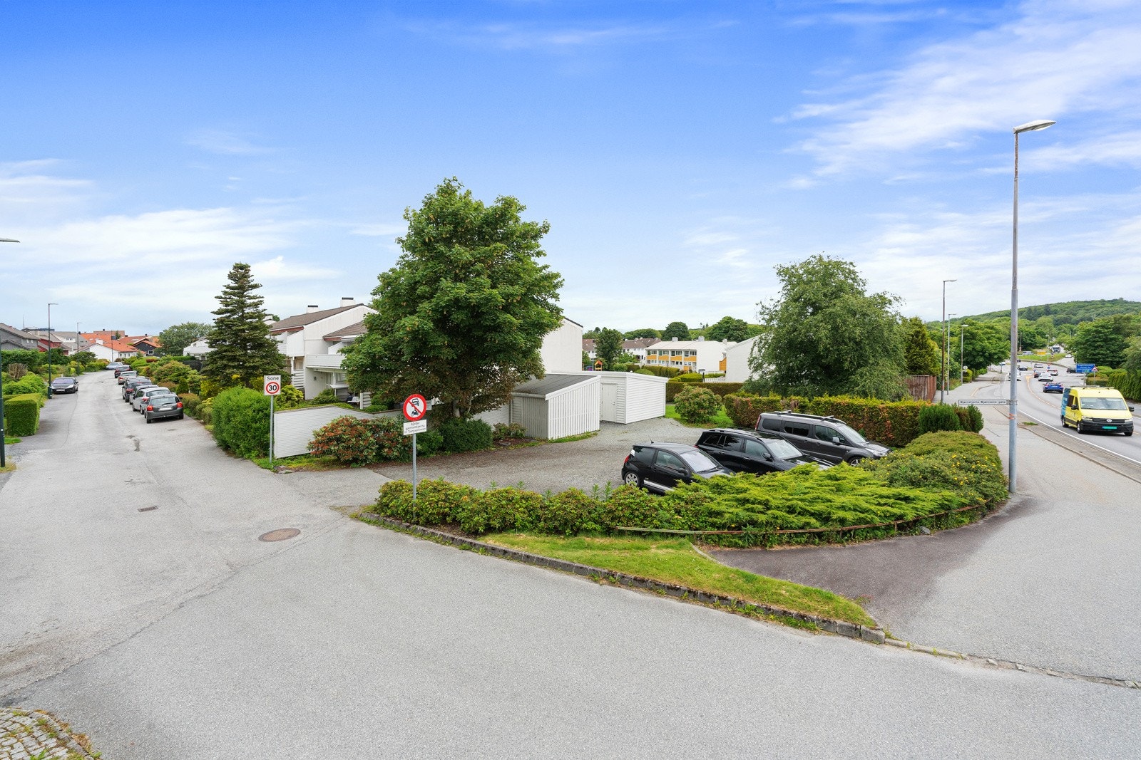 Felles parkeringsplass og egen utvendig redskapsbod. Galleribilde