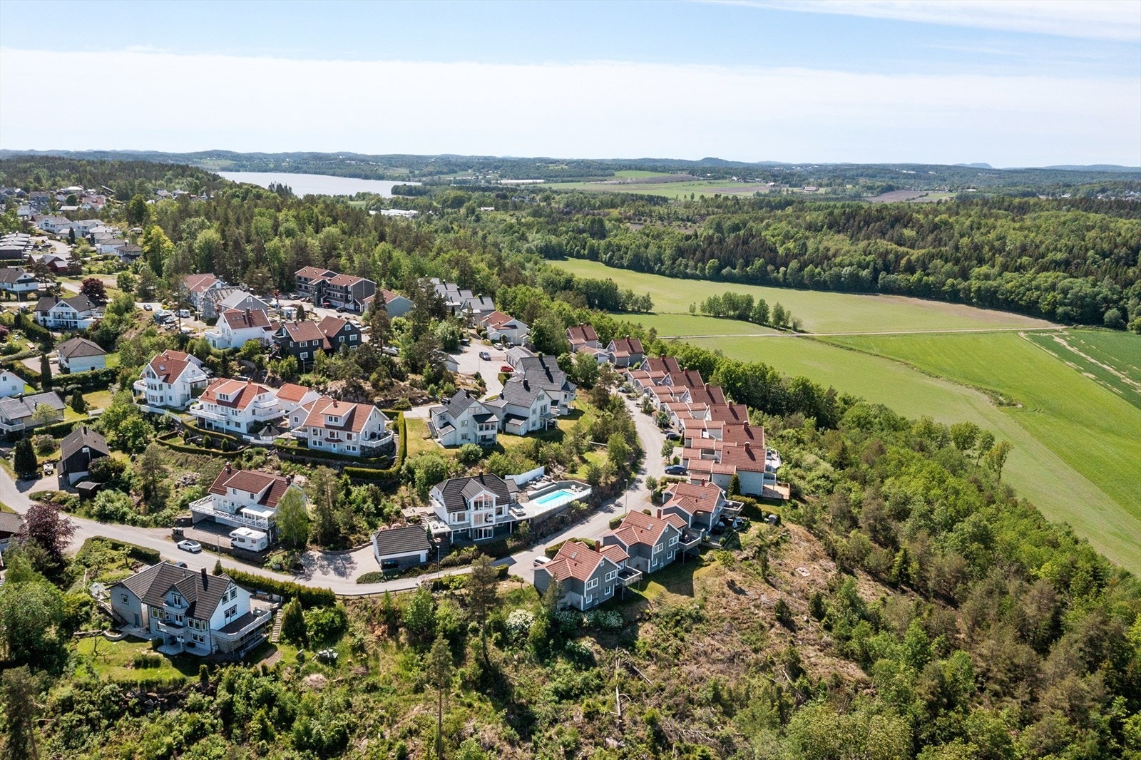 Fra eiendommen er det utsikt til natur og skog i vest, nydelig utsikt til Jarlsbergsletten i nordøst, samt til Slottsfjellet mot øst. Galleribilde