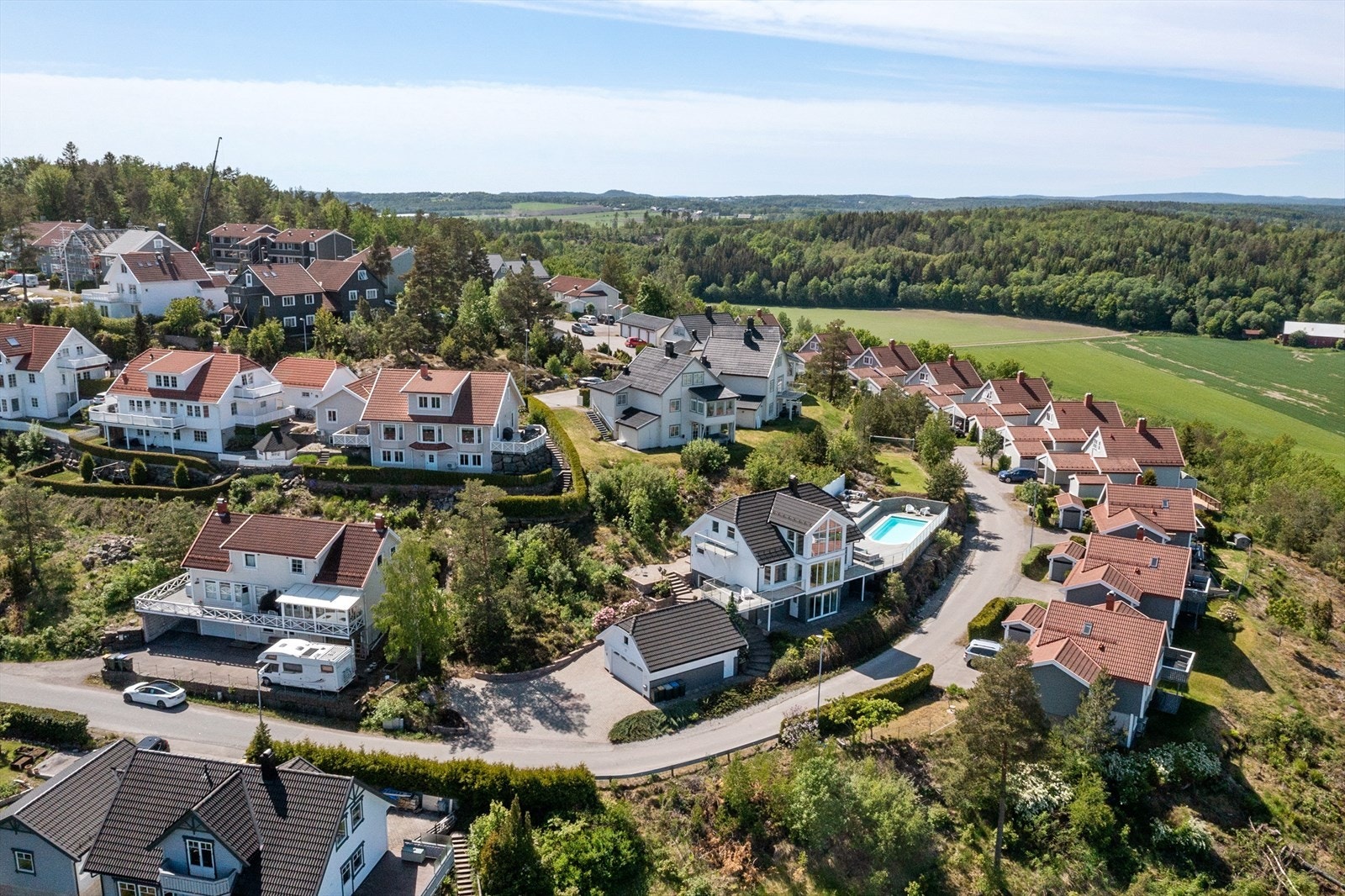 En flott eiendom for den aktive familie som søker lett tilgang til flotte tur- og rekreasjonsområder samtidig som nærheten til sentrumsfunksjoner spiller en vesentlig rolle. Galleribilde