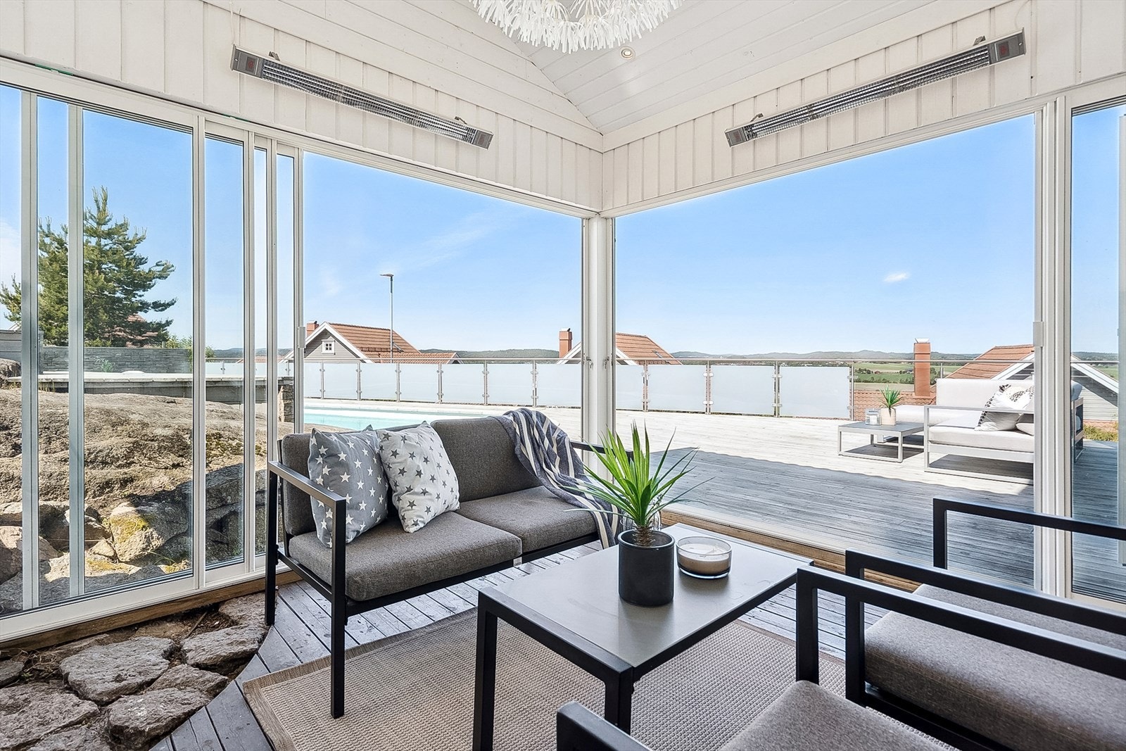 Gjennom de store vindusflatene/skyvedørene i sommerstuen flommer dagslyset inn! Galleribilde