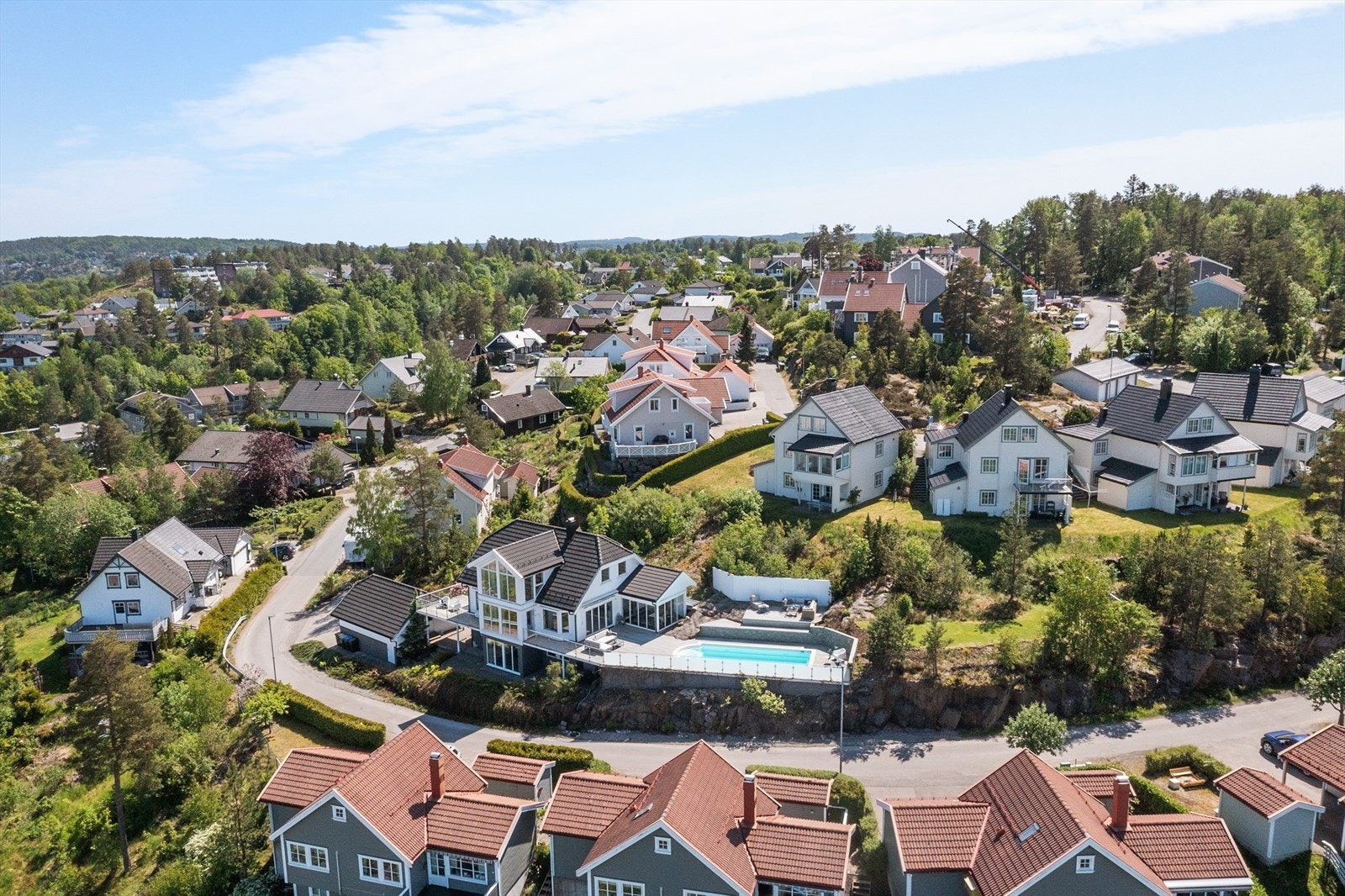 Ved å benytte bil tar det ca. 10 min til Stokke, ca. 7 min til Tønsberg sentrum, ca. 15 min til Sandefjord, ca. 40 min til Drammen, samt 1 time og 10 min. til Oslo. Velkommen til visning! Galleribilde